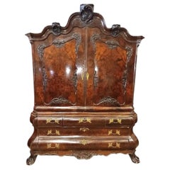 Armoire à linge néoclassique néerlandaise du XVIIIe siècle en noyer sculpté, avec bureau intégré