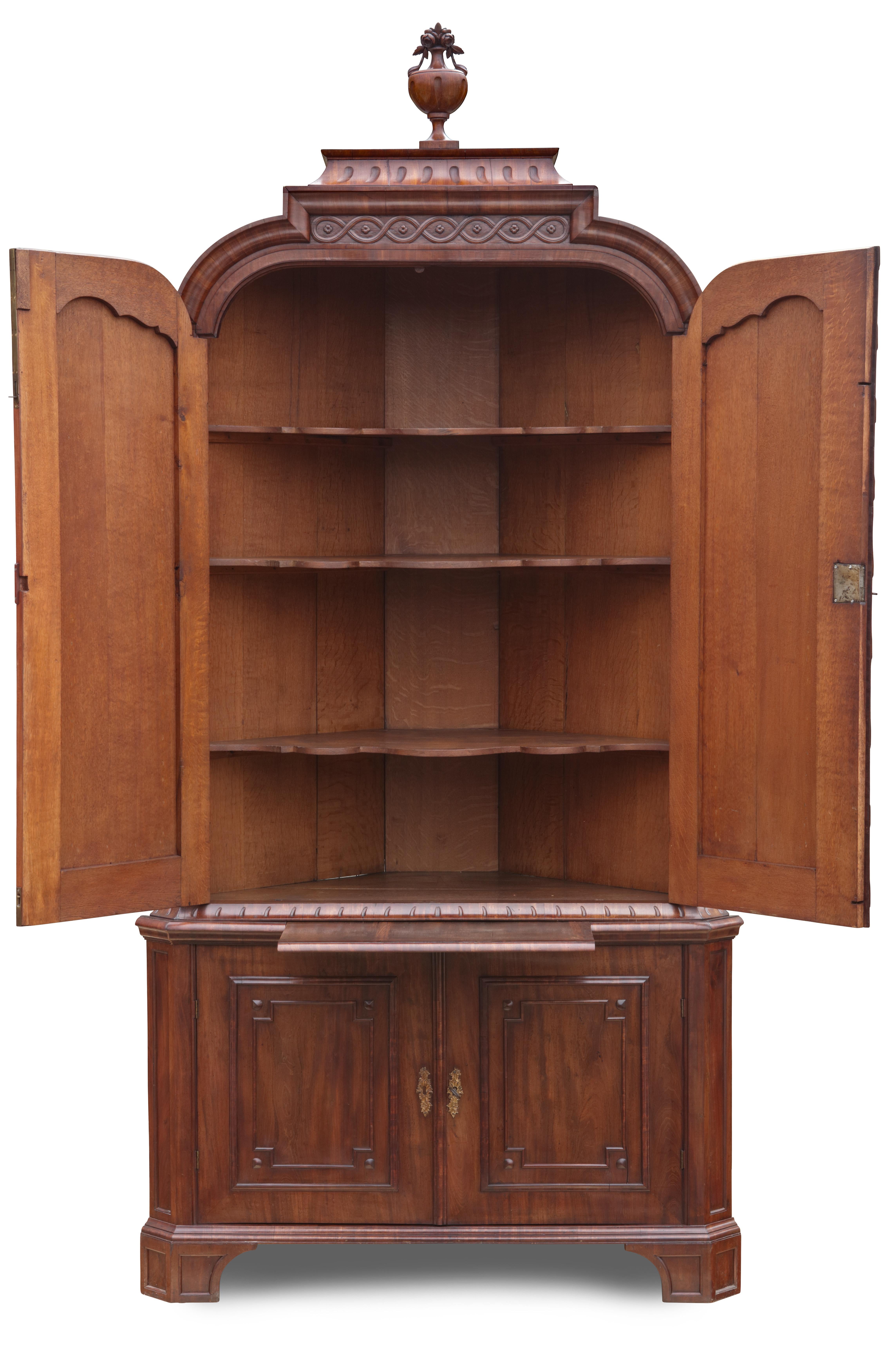 Corner cabinet, The Hague circa 1775
Dimensions: 270 cm high, 132 cm wide, and 72 cm deep.
Oak core veneered with mahogany, gilded bronze fittings.
Provenance: Passed down from generation to generation in a The Hague family until 2003.
Sotheby's