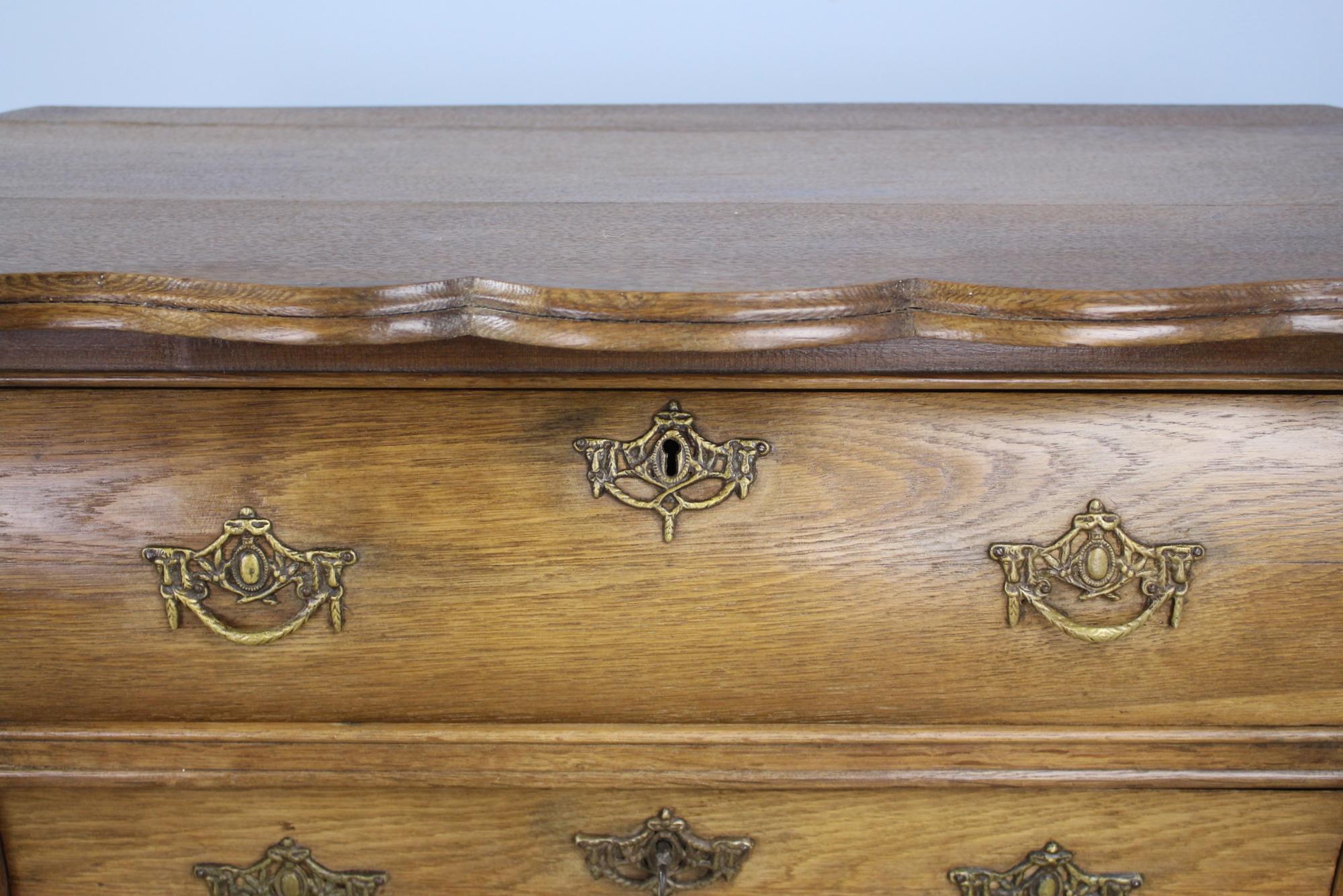 18th Century Dutch Oak Bombe Chest In Good Condition For Sale In Port Chester, NY