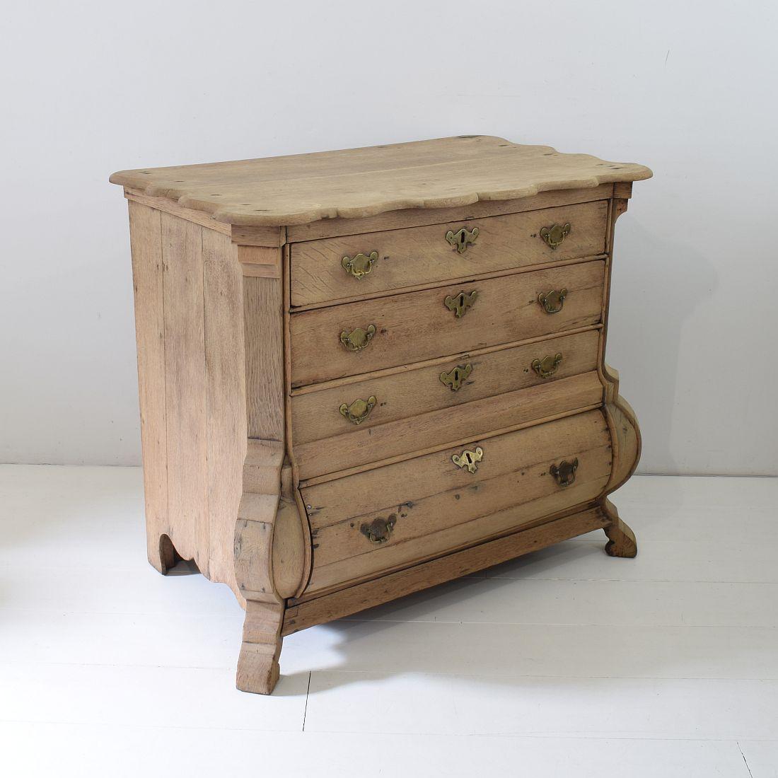 18th Century Dutch Oak Bombe Chest of Drawers In Fair Condition In Buisson, FR