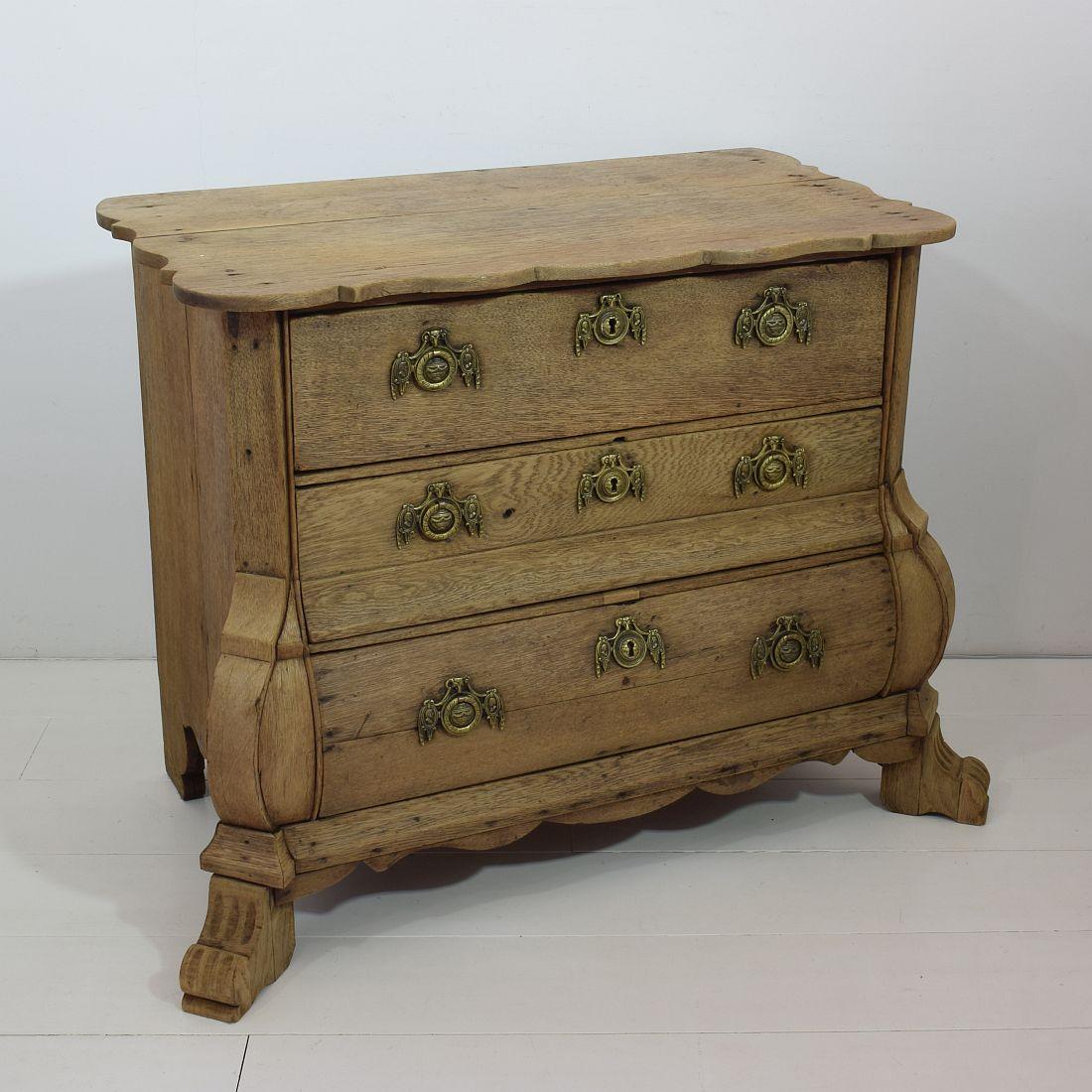 18th Century Dutch Oak Bombe Chest of Drawers In Fair Condition In Buisson, FR