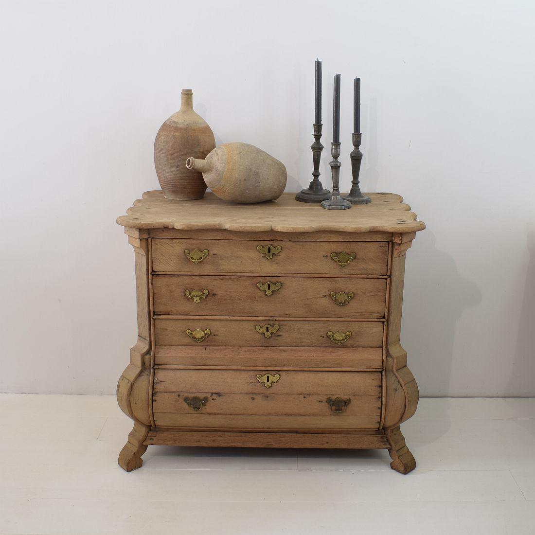 Nice robust oak bombe chest of drawers.
Holland, circa 1760.
This piece of furniture is beautiful weathered and these imperfections only add to its charm.
Weathered, small losses and old repairs.
More pictures available on request.