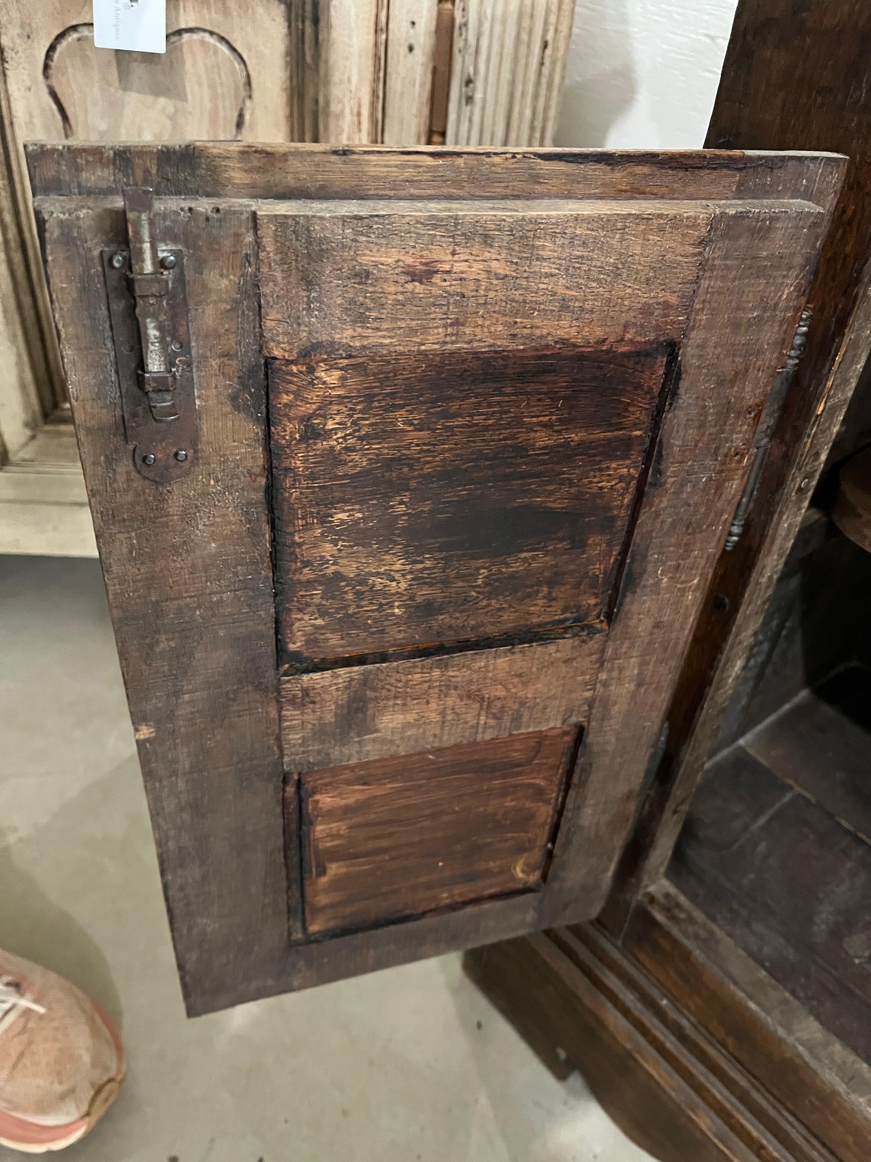 Piccolo mobile realizzato a mano nei Paesi Bassi a metà del 1700 con legno di quercia e una bella costruzione a coda di rondine e pioli. Il mobile è corto e piuttosto versatile grazie alle sue dimensioni ridotte. Il piano è rifinito con splendidi e