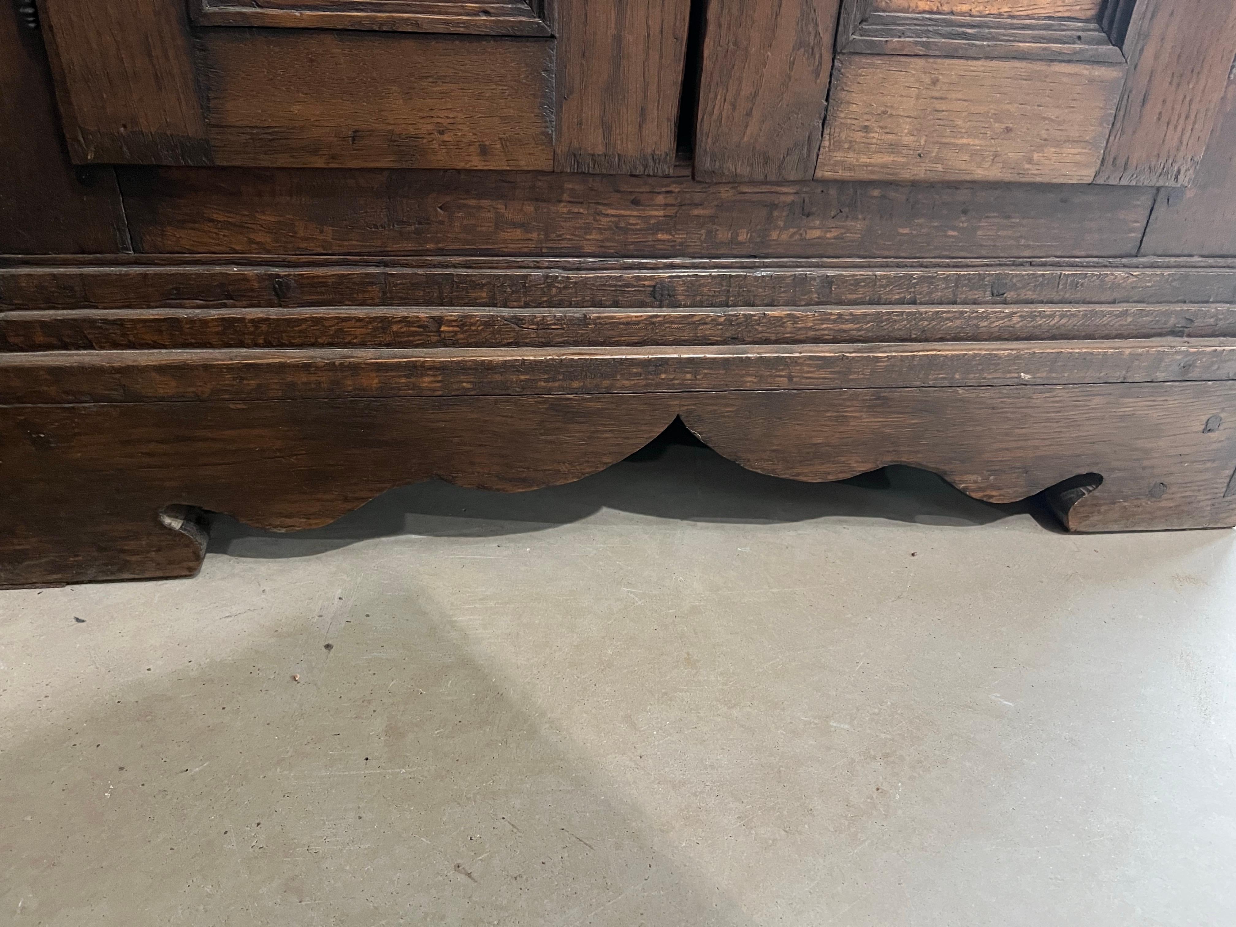 Intagliato a mano Mobile in Oak olandese del XVIII secolo in vendita