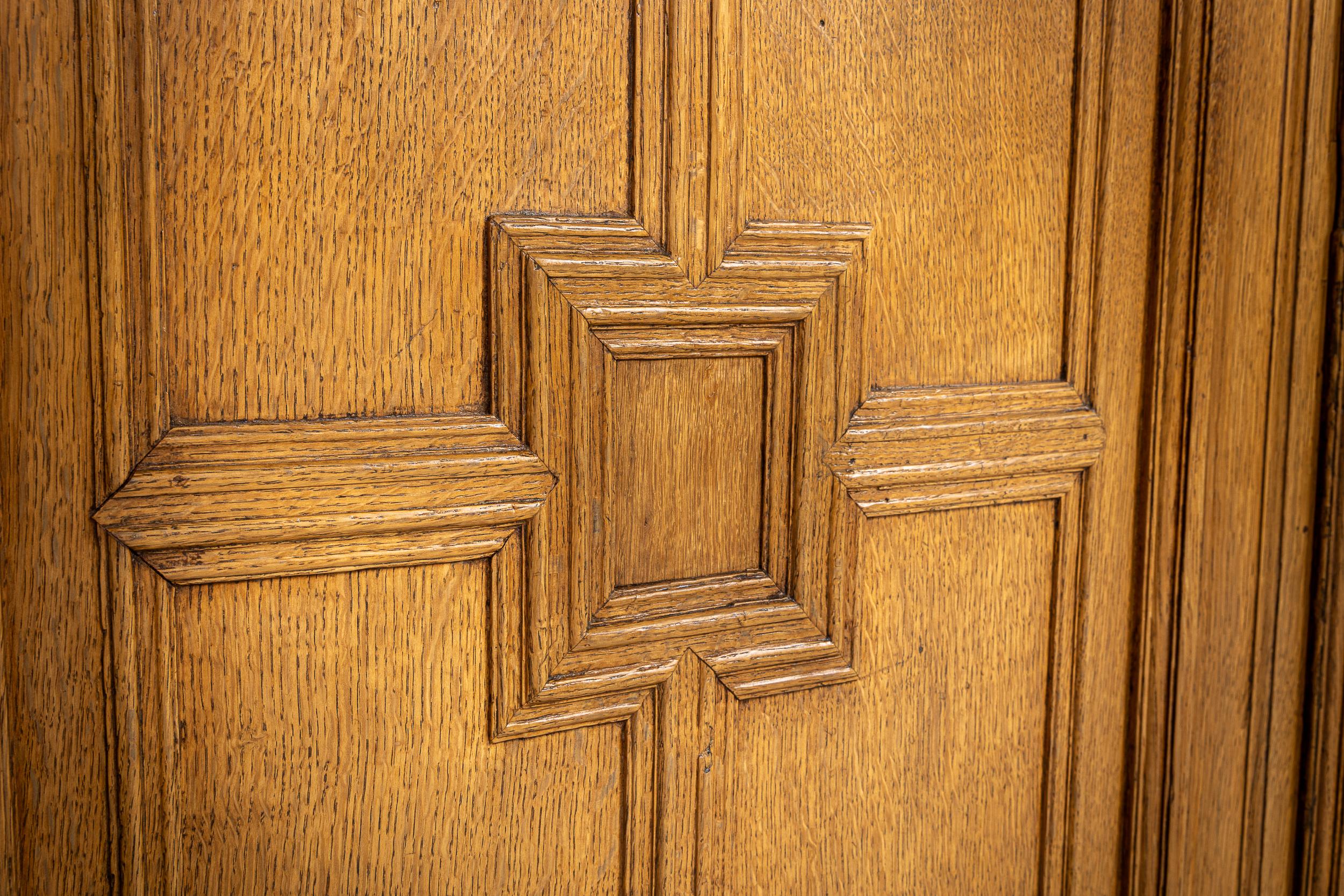 18th Century Dutch Oak Cabinet For Sale 4