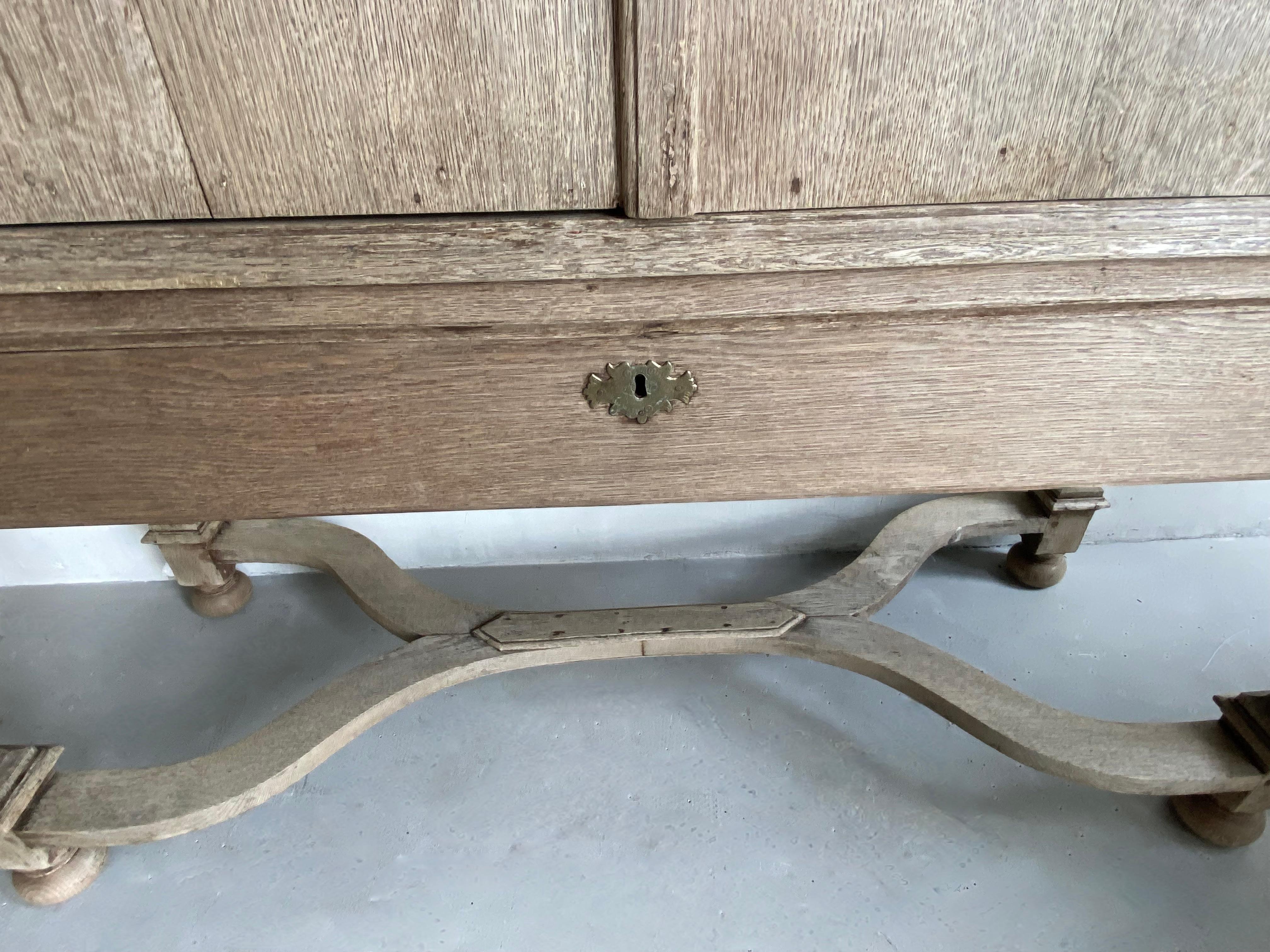 18th Century Dutch Oak Cross Cabinet In Good Condition In Nijlen, BE