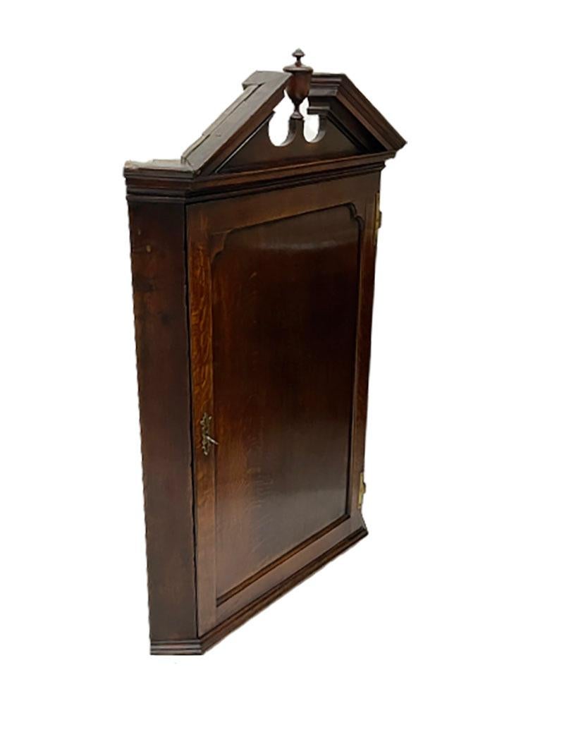 18th Century Dutch Oak Hanging Corner Cabinet In Good Condition For Sale In Delft, NL