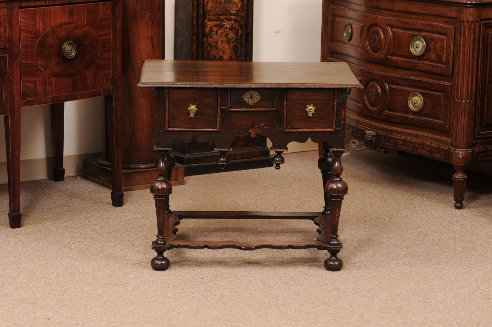 Lowboy in Oak del XVIII secolo con 3 cassetti, grembiule sagomato e gambe tornite in vendita 7