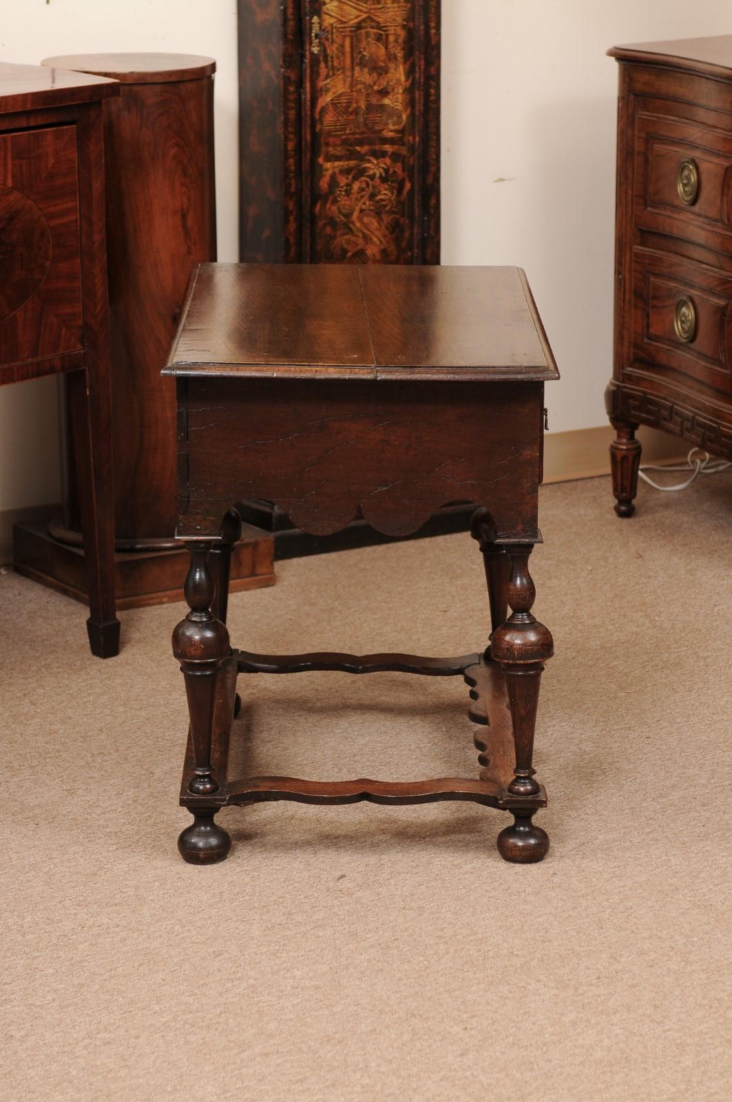 Lowboy in Oak del XVIII secolo con 3 cassetti, grembiule sagomato e gambe tornite in vendita 1