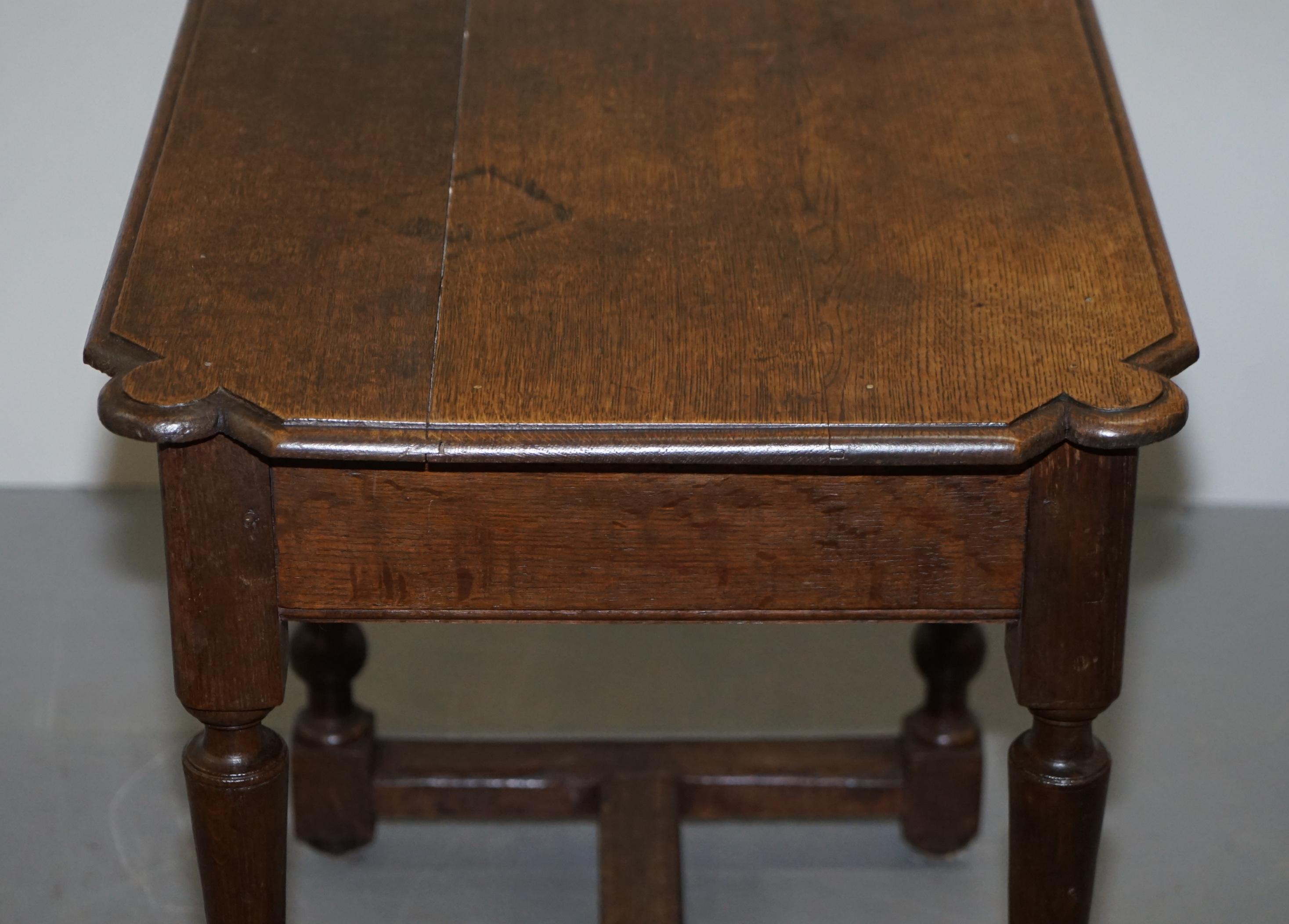 Table d'appoint en chêne hollandais du 18ème siècle avec un seul tiroir et un joli bois en vente 4