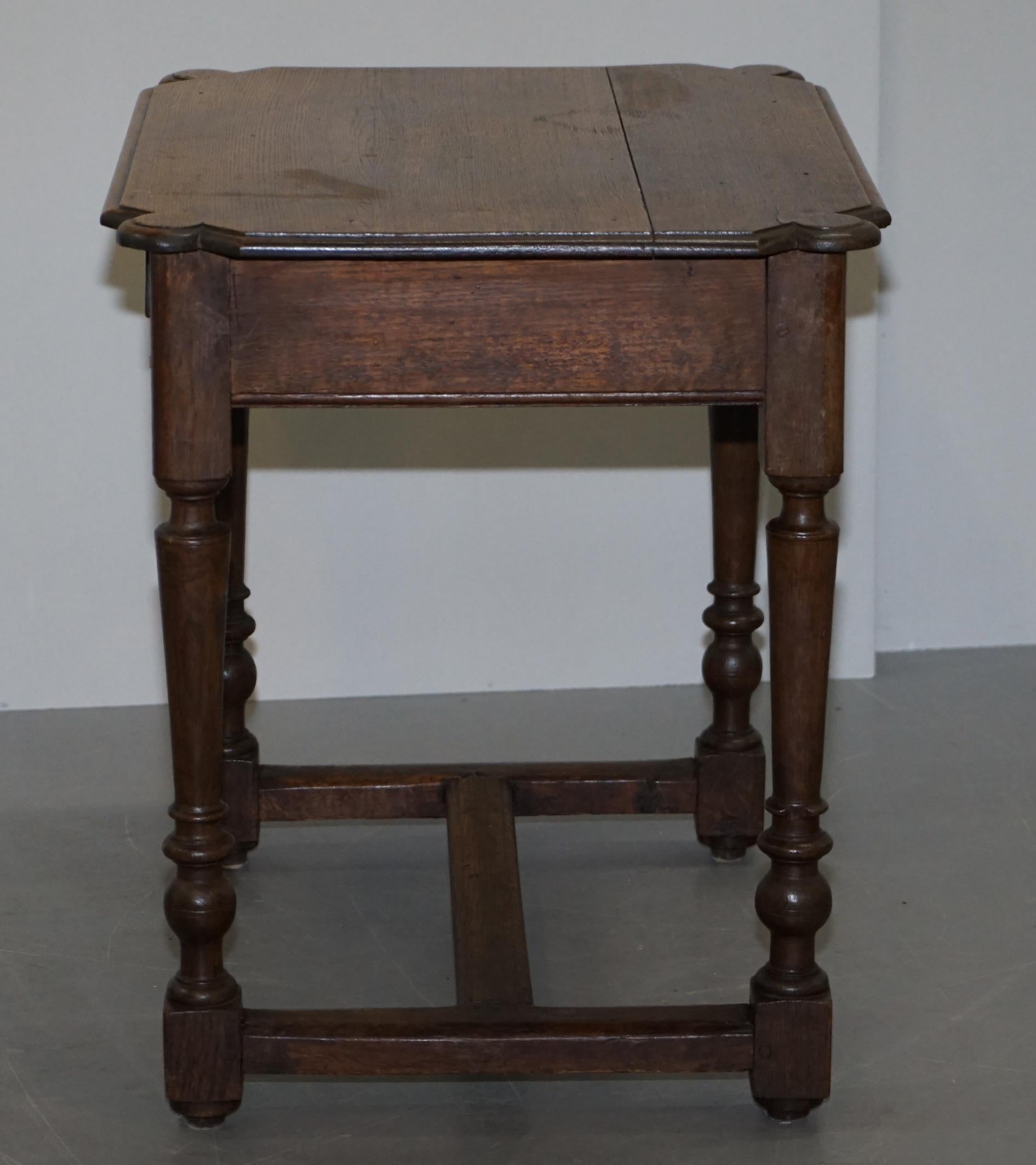 Table d'appoint en chêne hollandais du 18ème siècle avec un seul tiroir et un joli bois en vente 6