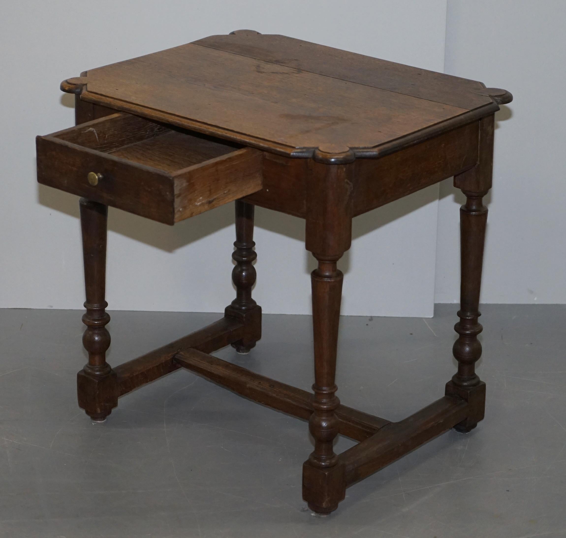 Table d'appoint en chêne hollandais du 18ème siècle avec un seul tiroir et un joli bois en vente 8