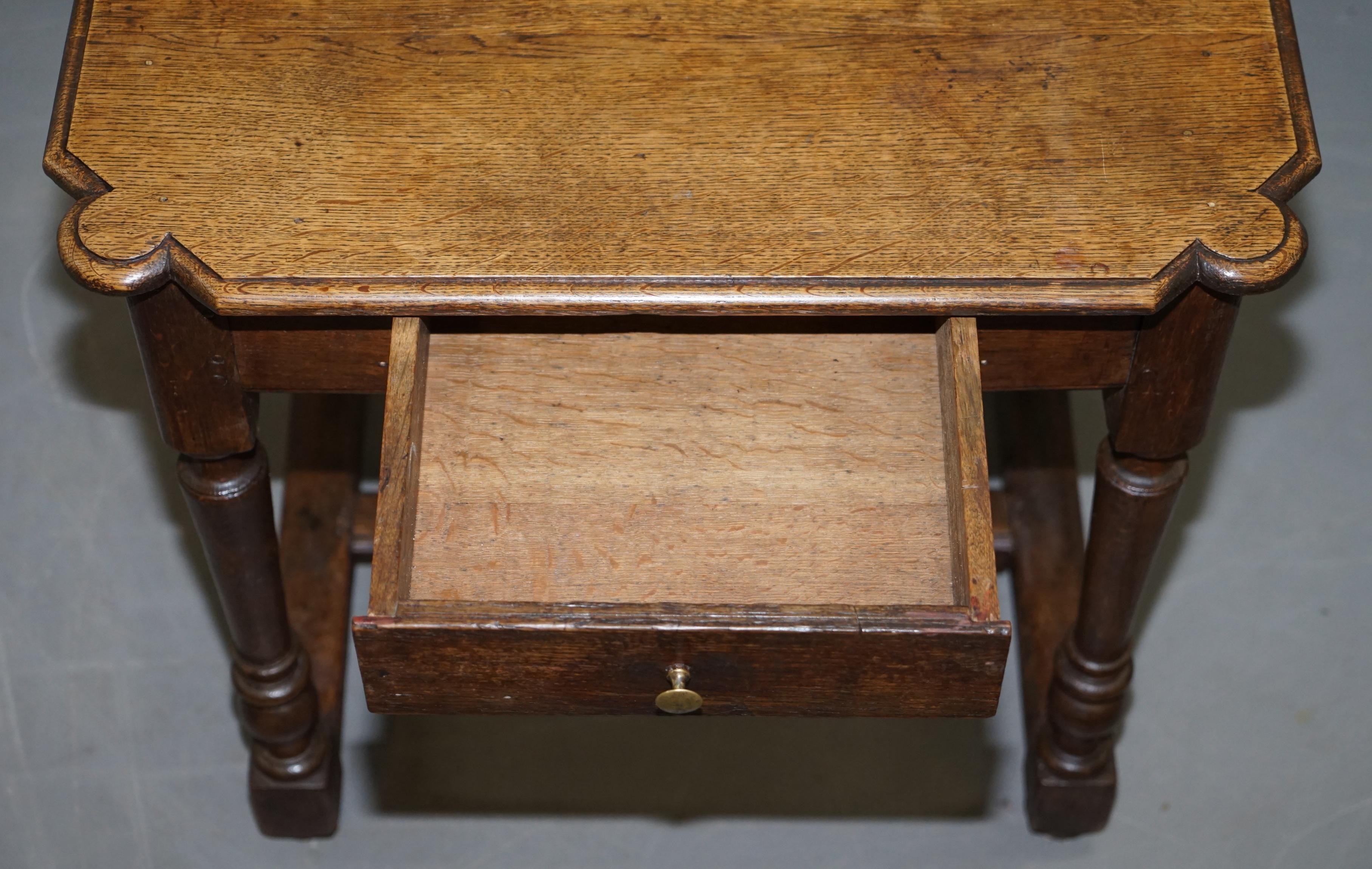 Table d'appoint en chêne hollandais du 18ème siècle avec un seul tiroir et un joli bois en vente 9