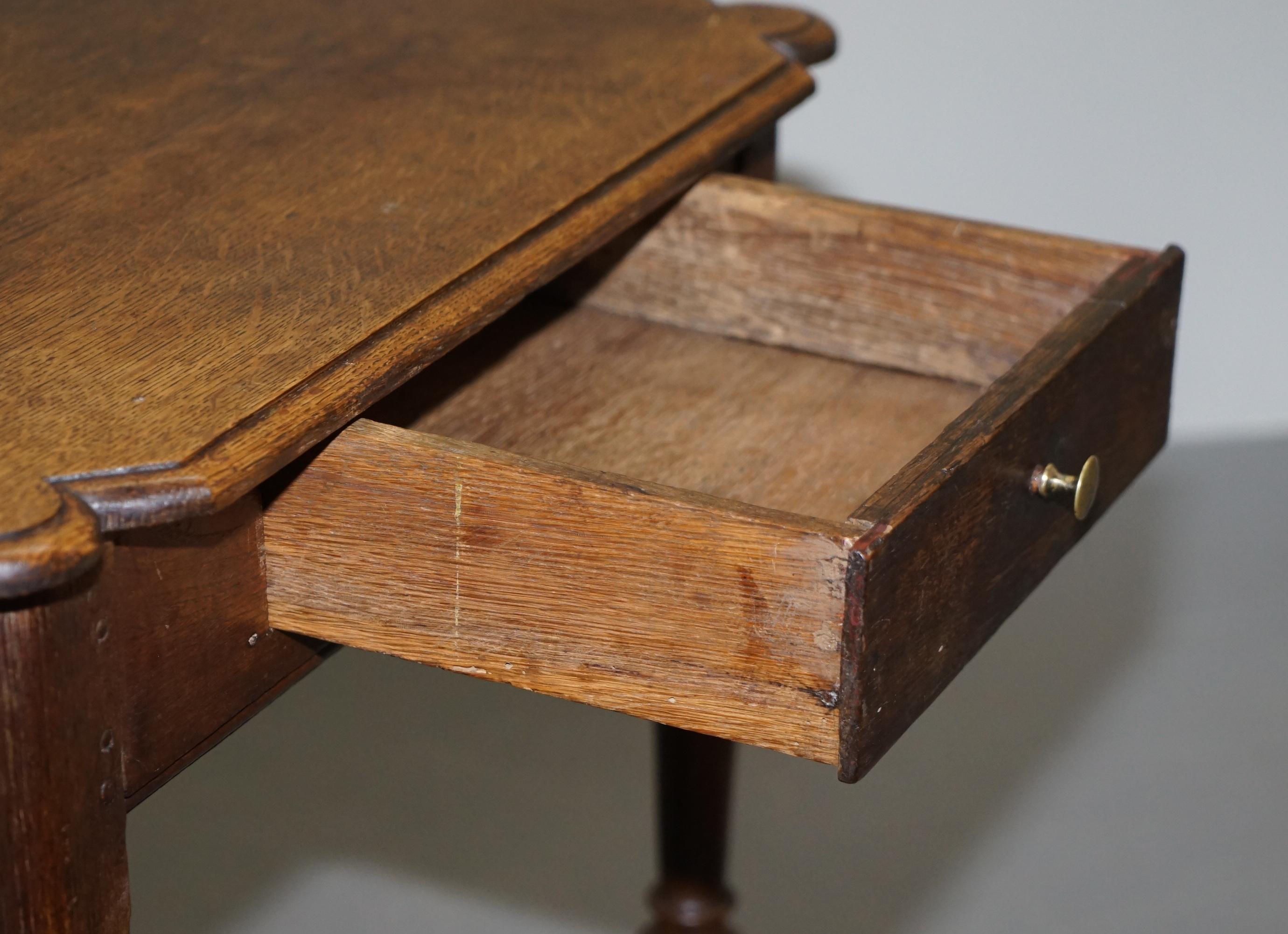 Table d'appoint en chêne hollandais du 18ème siècle avec un seul tiroir et un joli bois en vente 10