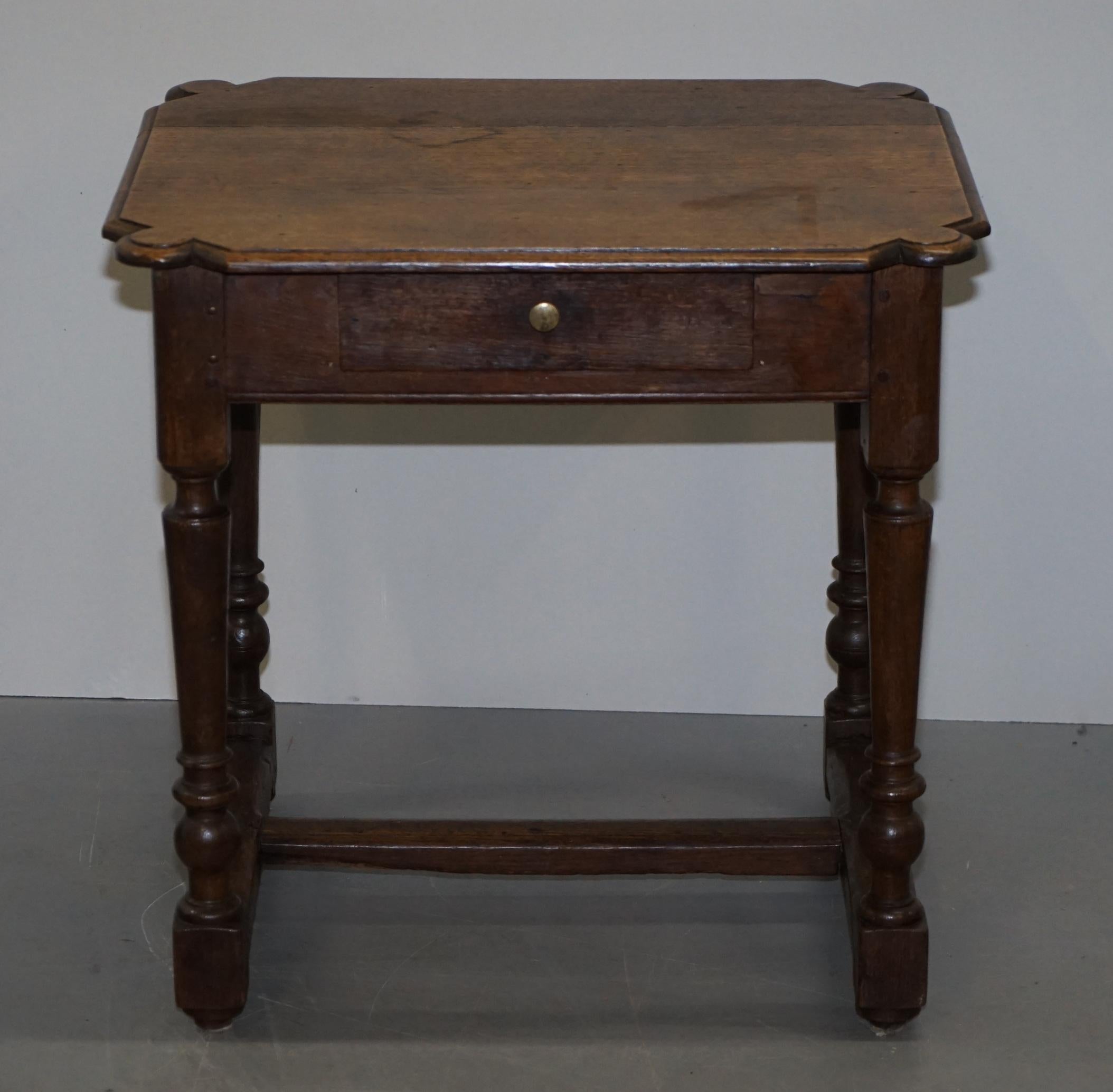 Nous sommes ravis d'offrir à la vente cette belle table d'appoint hollandaise du 18ème siècle avec un seul tiroir

Une bonne table primitive du milieu du 18ème siècle, faite en chêne, traditionnellement goujonnée sur toute sa surface, l'usure et