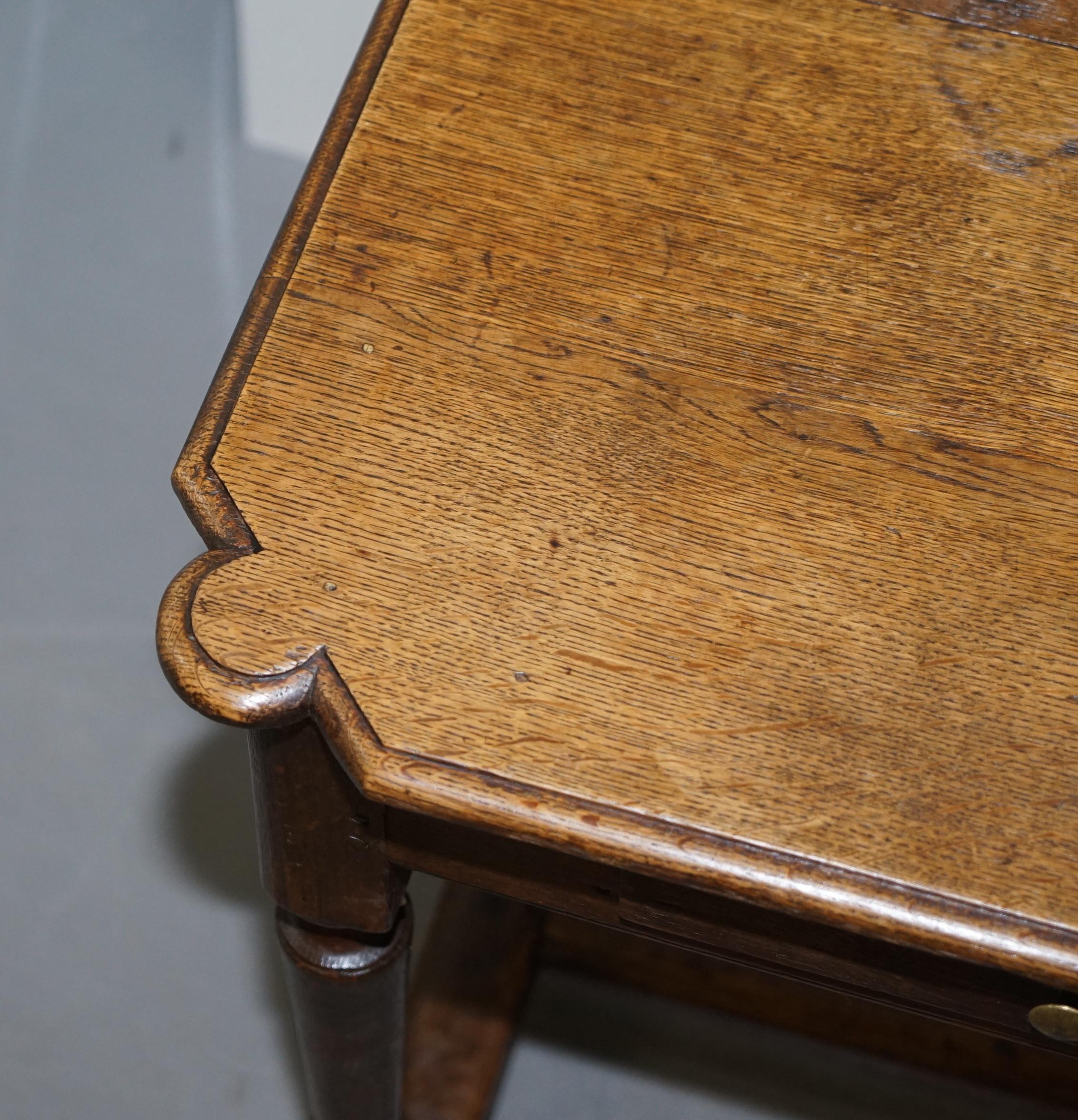 Danois Table d'appoint en chêne hollandais du 18ème siècle avec un seul tiroir et un joli bois en vente