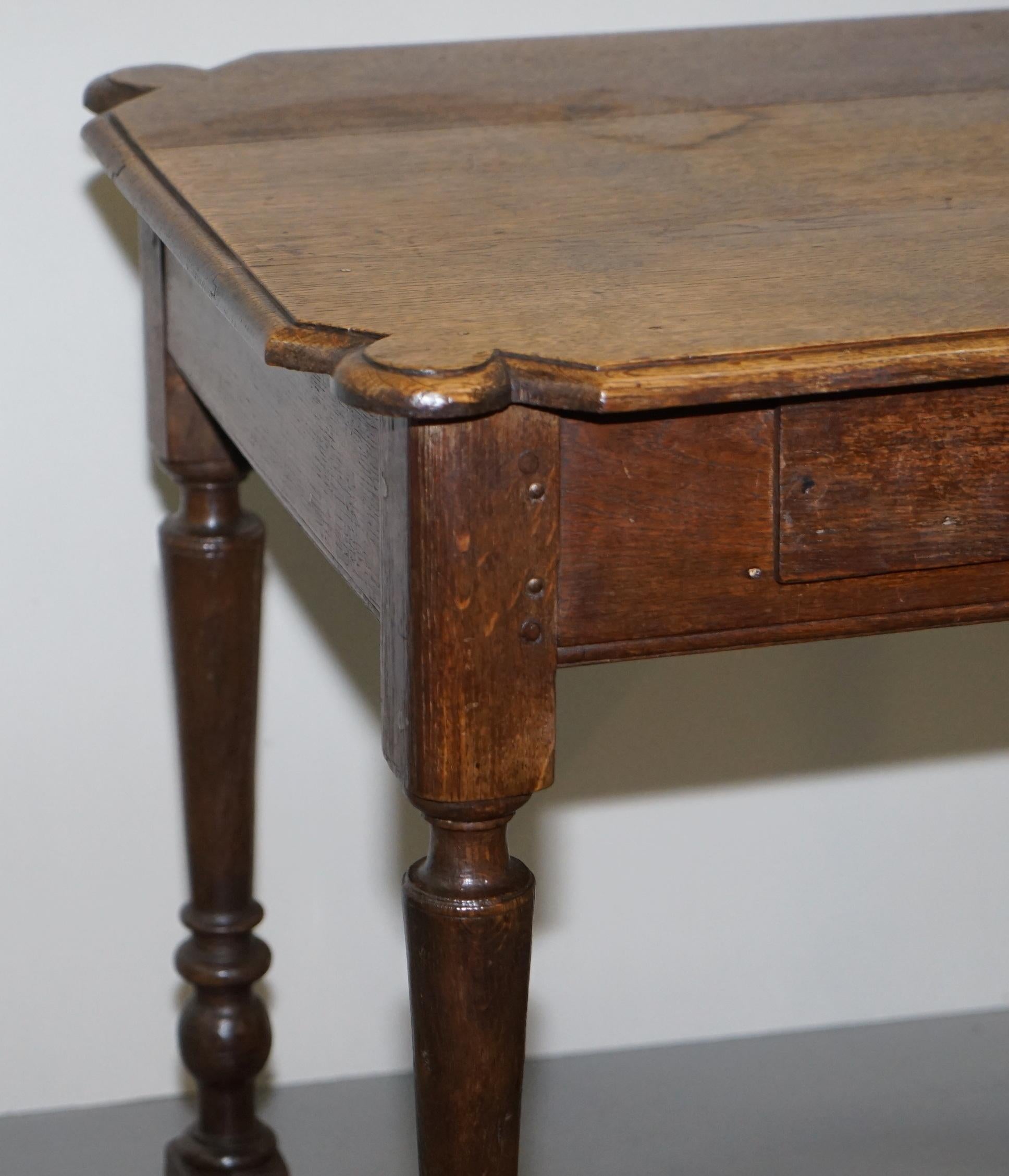 Table d'appoint en chêne hollandais du 18ème siècle avec un seul tiroir et un joli bois en vente 1