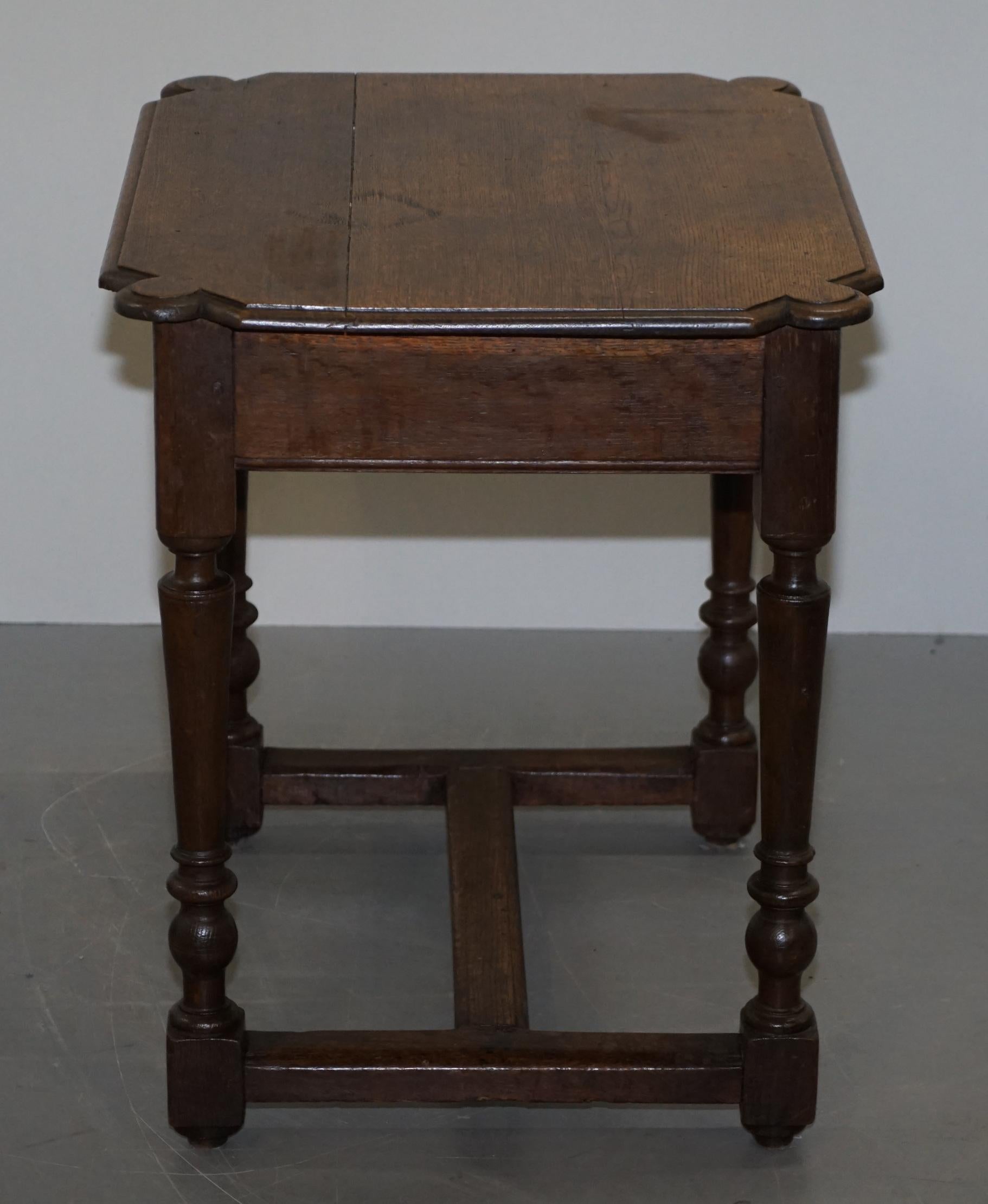 Table d'appoint en chêne hollandais du 18ème siècle avec un seul tiroir et un joli bois en vente 2