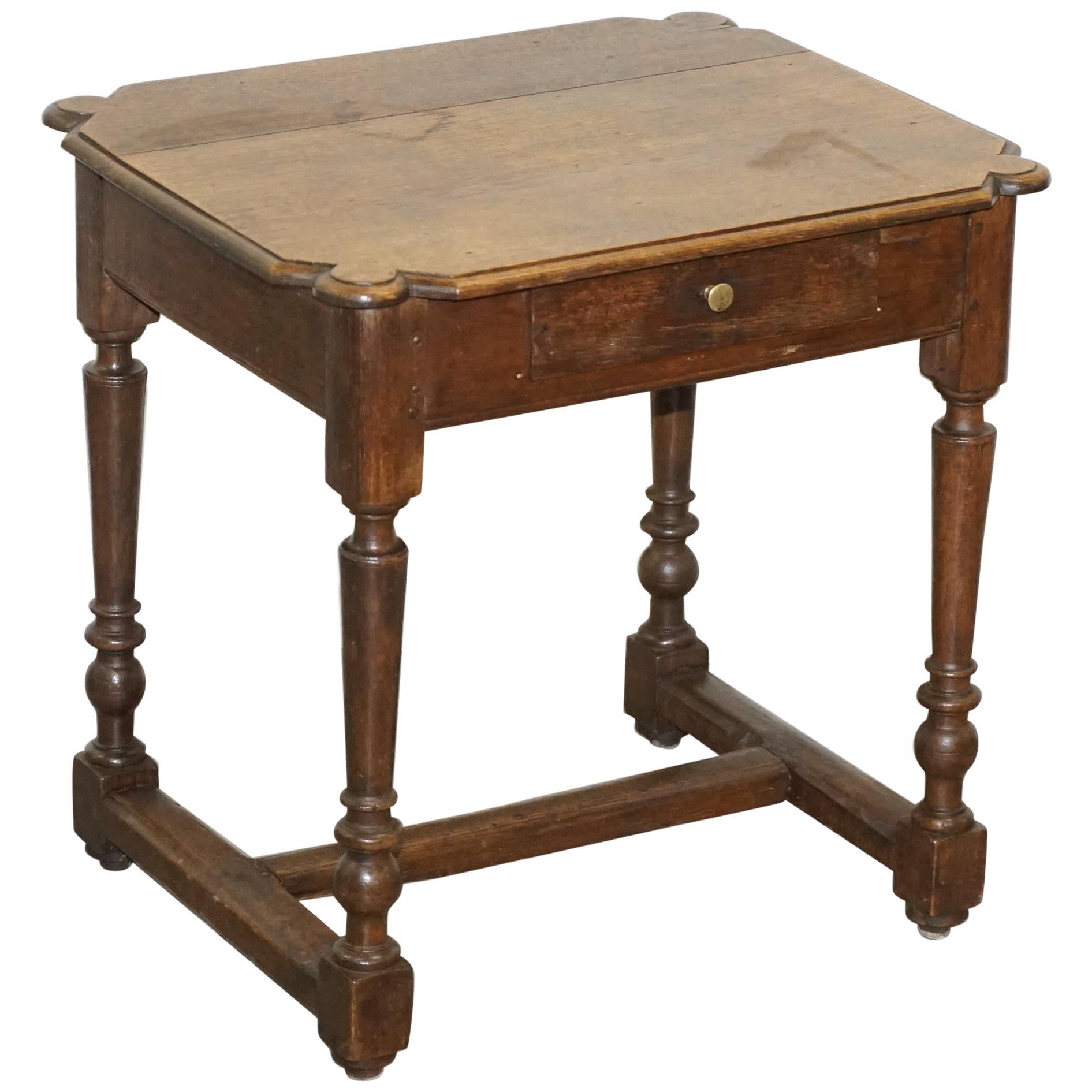 Table d'appoint en chêne hollandais du 18ème siècle avec un seul tiroir et un joli bois