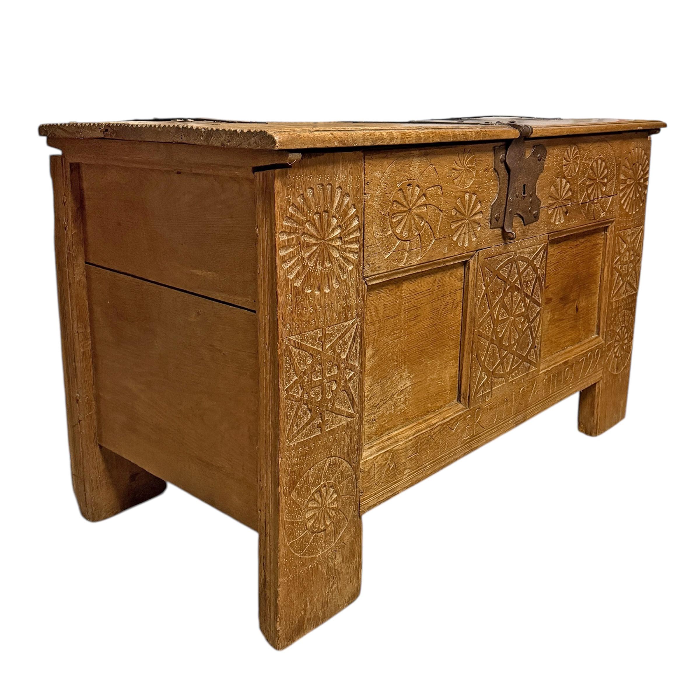 Baule in Oak olandese del XVIII secolo In condizioni buone in vendita a Chicago, IL