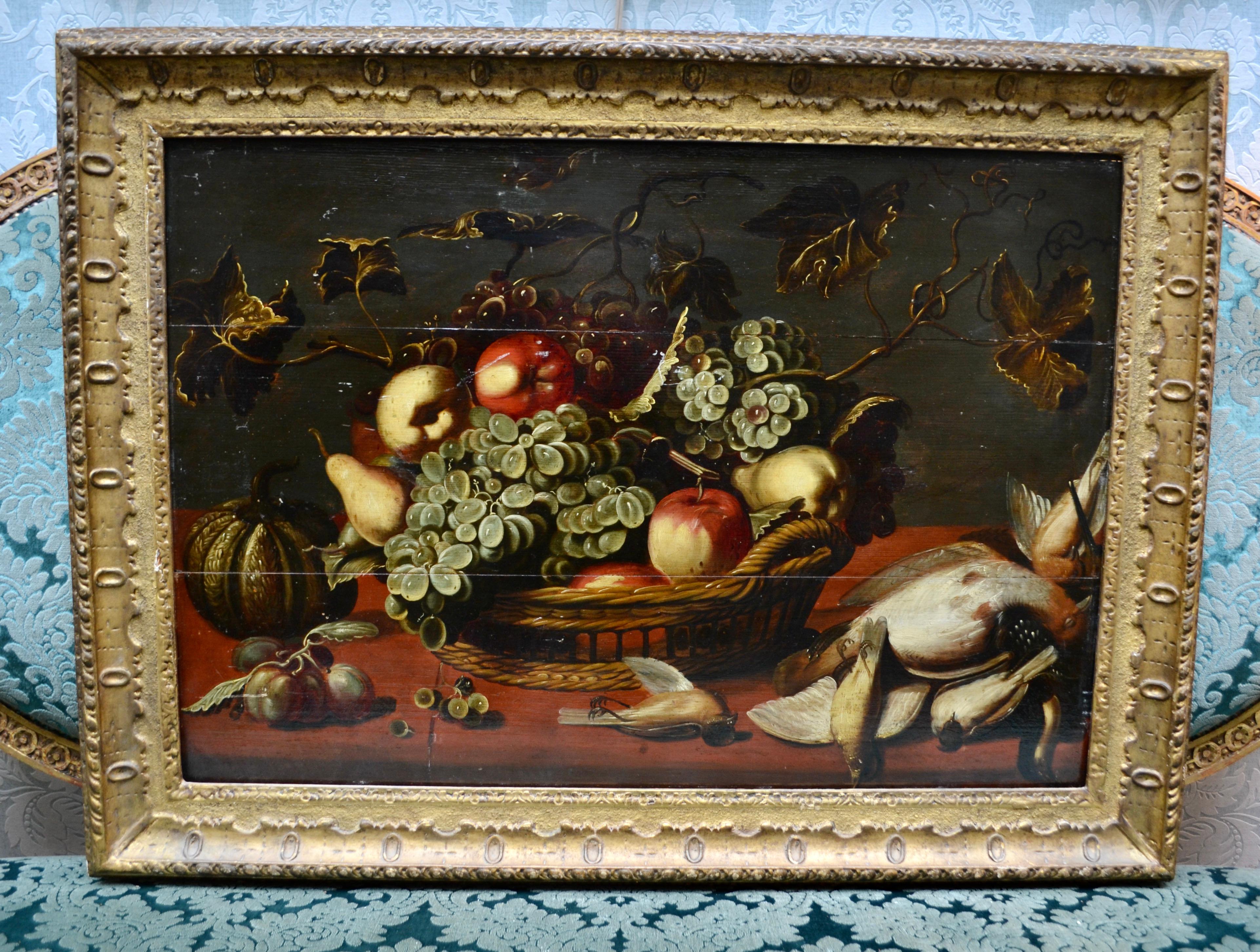Une belle nature morte hollandaise ou flamande du 18e siècle, peut-être même du 18e siècle, peinte à l'huile sur trois planches de bois attachées, ce qui indique que l'artiste ne disposait pas d'une seule planche assez grande pour la peinture.