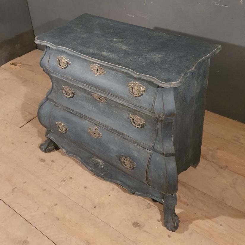 Good 18th century Dutch bombe commode painted in a period blue, 1790.

Dimensions:
38 inches (97 cms) wide
19 inches (48 cms) deep
30.5 inches (77 cms) high.

 