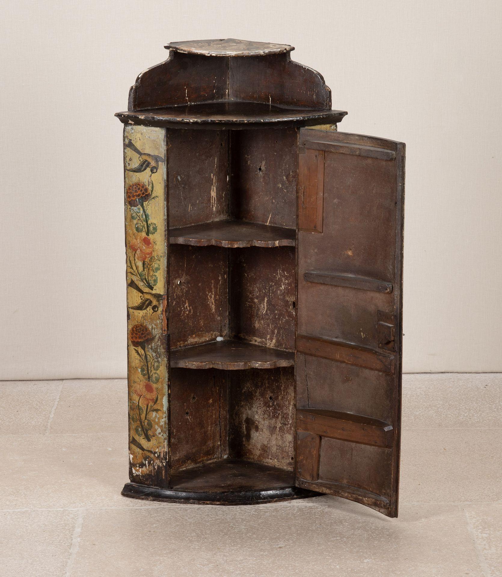 Ein charmanter holländischer bemalter Eckschrank aus dem 18. Jahrhundert. Unter Beibehaltung der ursprünglichen Farbe, die Blumen und Vögel darstellt. Mit Restaurierung.