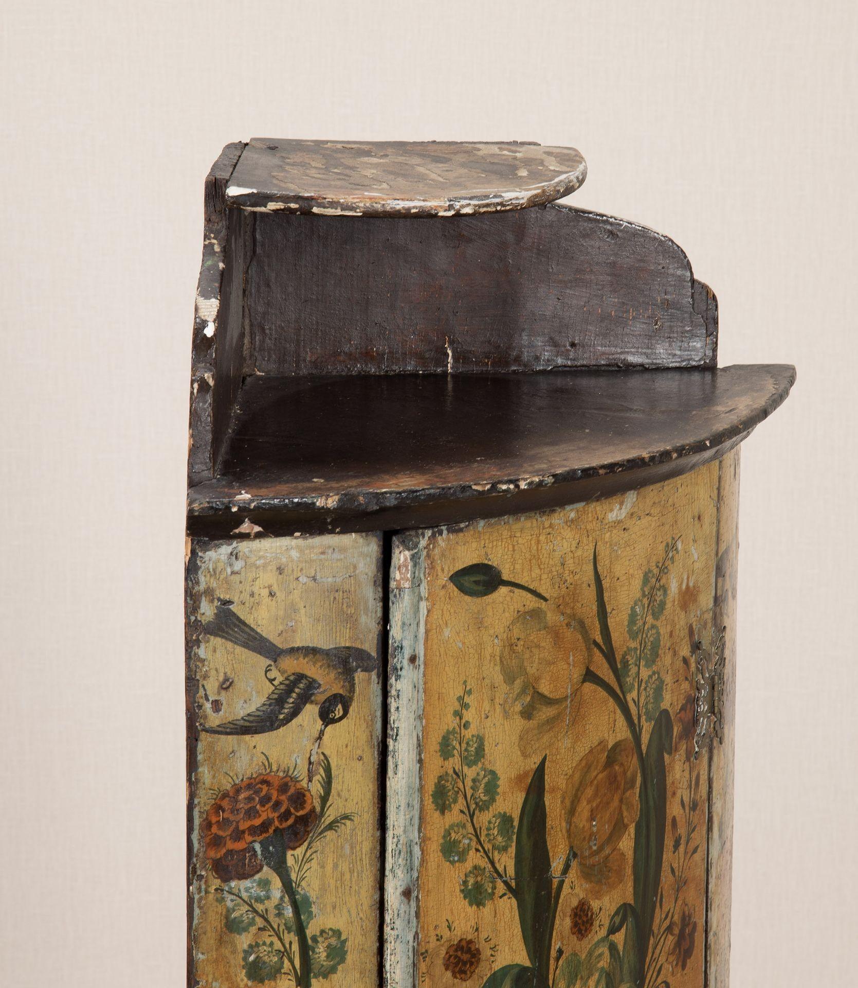 Holländischer bemalter Eckschrank aus dem 18. (18. Jahrhundert und früher) im Angebot