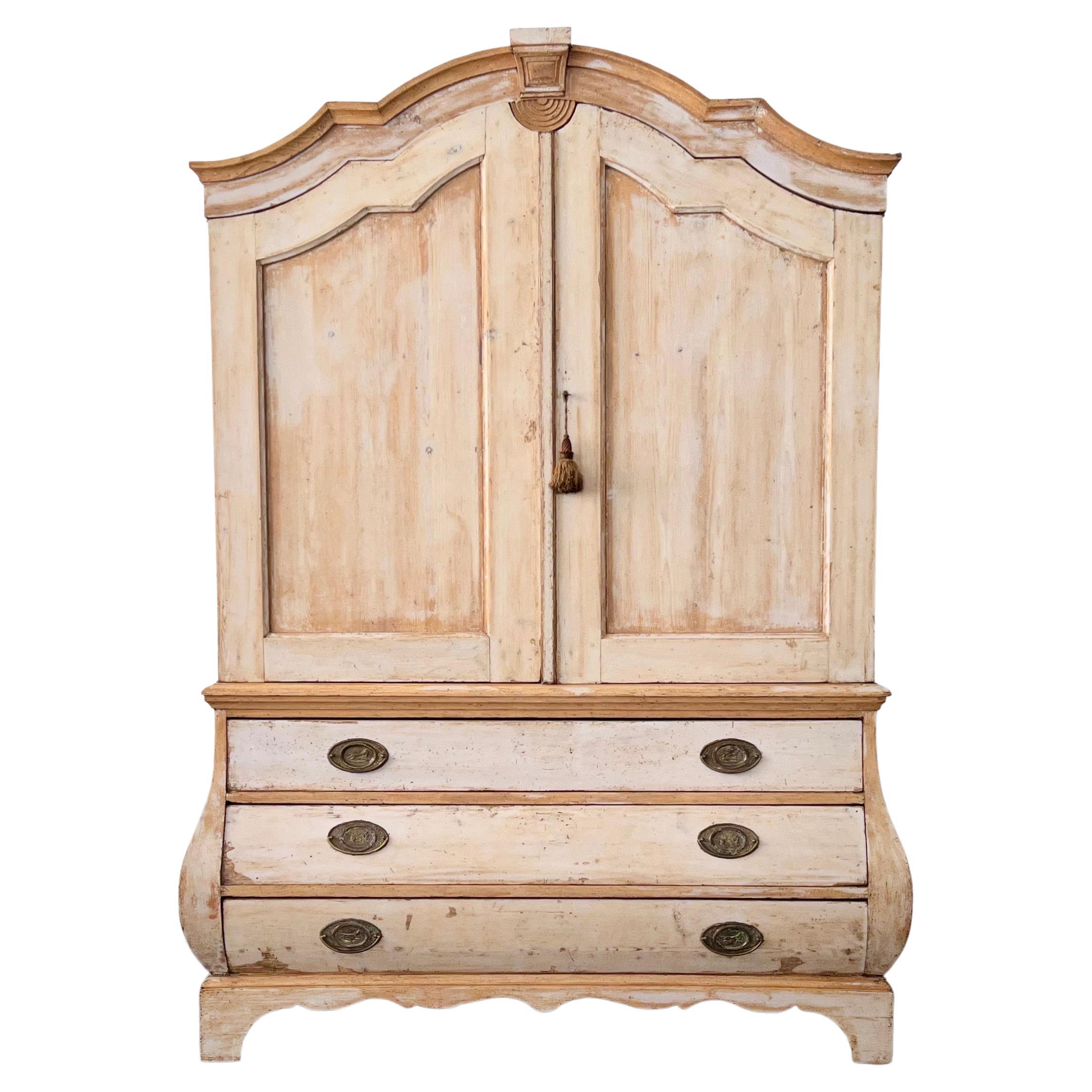 Armoire en chêne peint du 18ème siècle