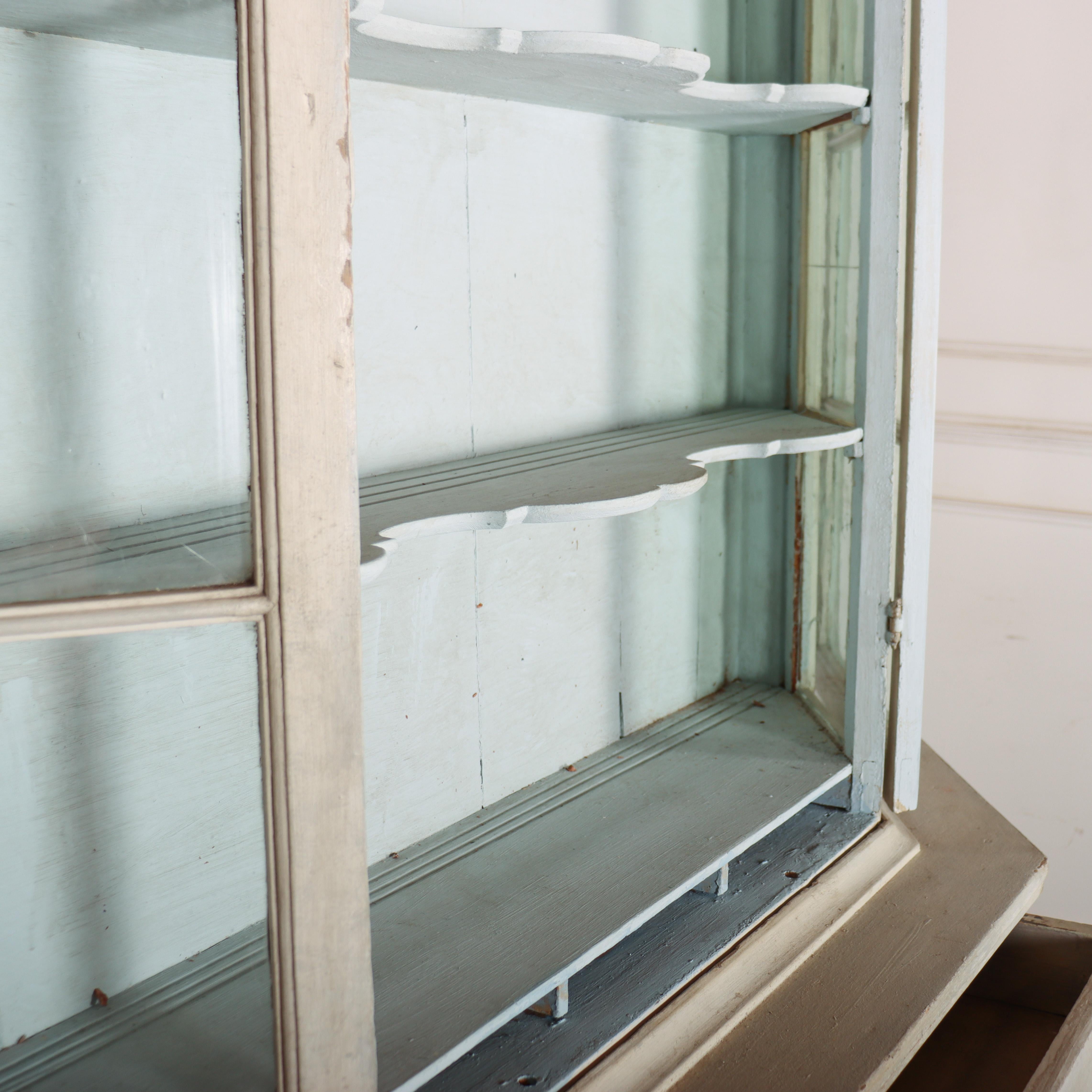 Niederländische bemalte Vitrine aus dem 18. (Glas) im Angebot