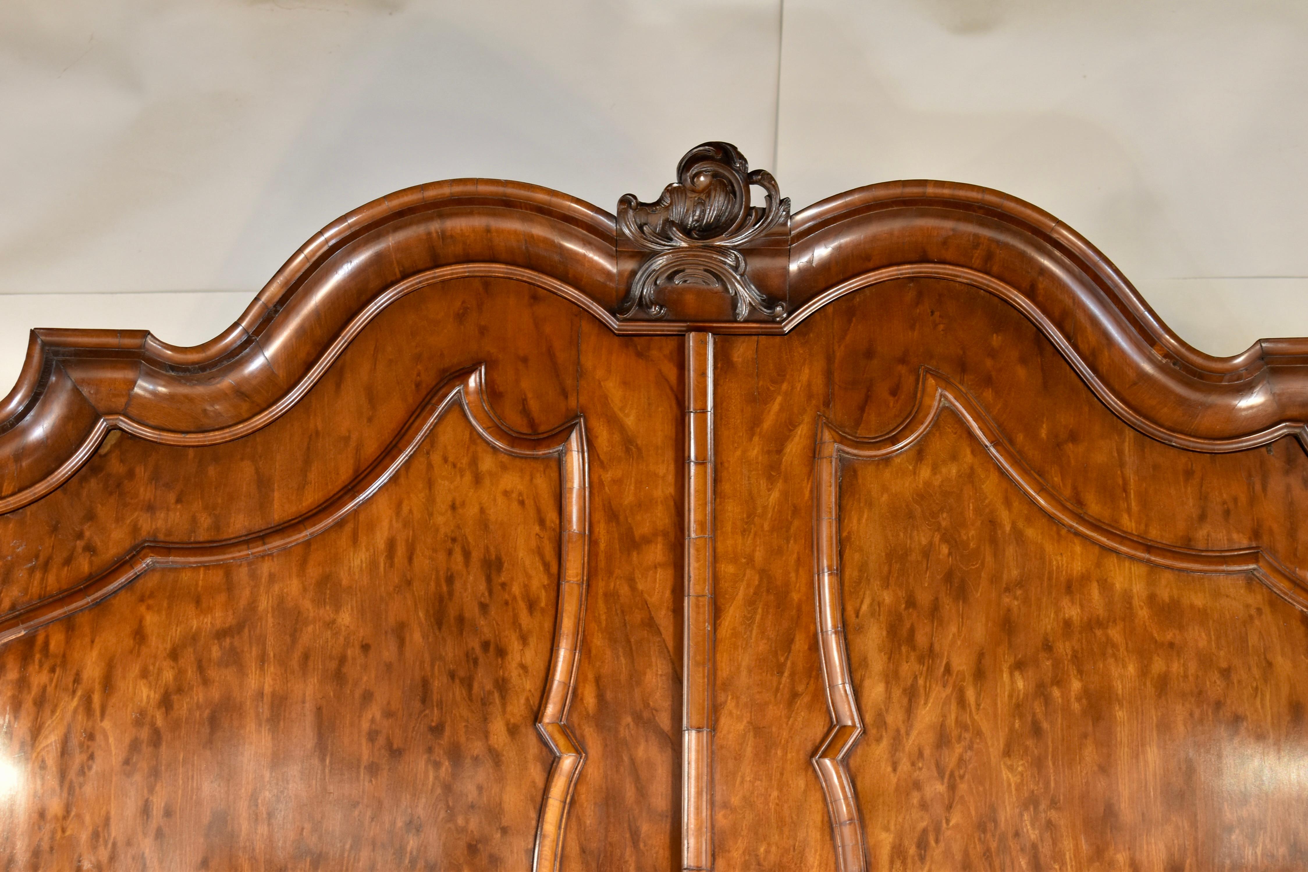 18th Century Dutch Plum Pudding Linen Press In Good Condition For Sale In High Point, NC