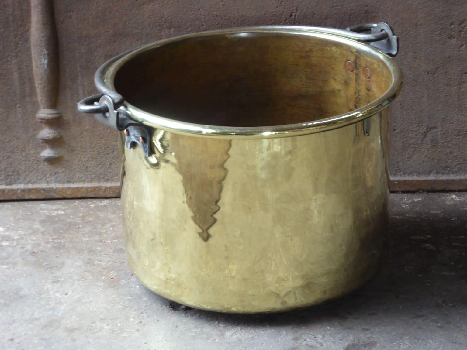 18th century Dutch log basket. The firewood basket is made of polished brass and has a wrought iron handle. Also called 'aker'. Used to draw water from the well and cook over an open fire.

The log holder is in a good condition and is fully