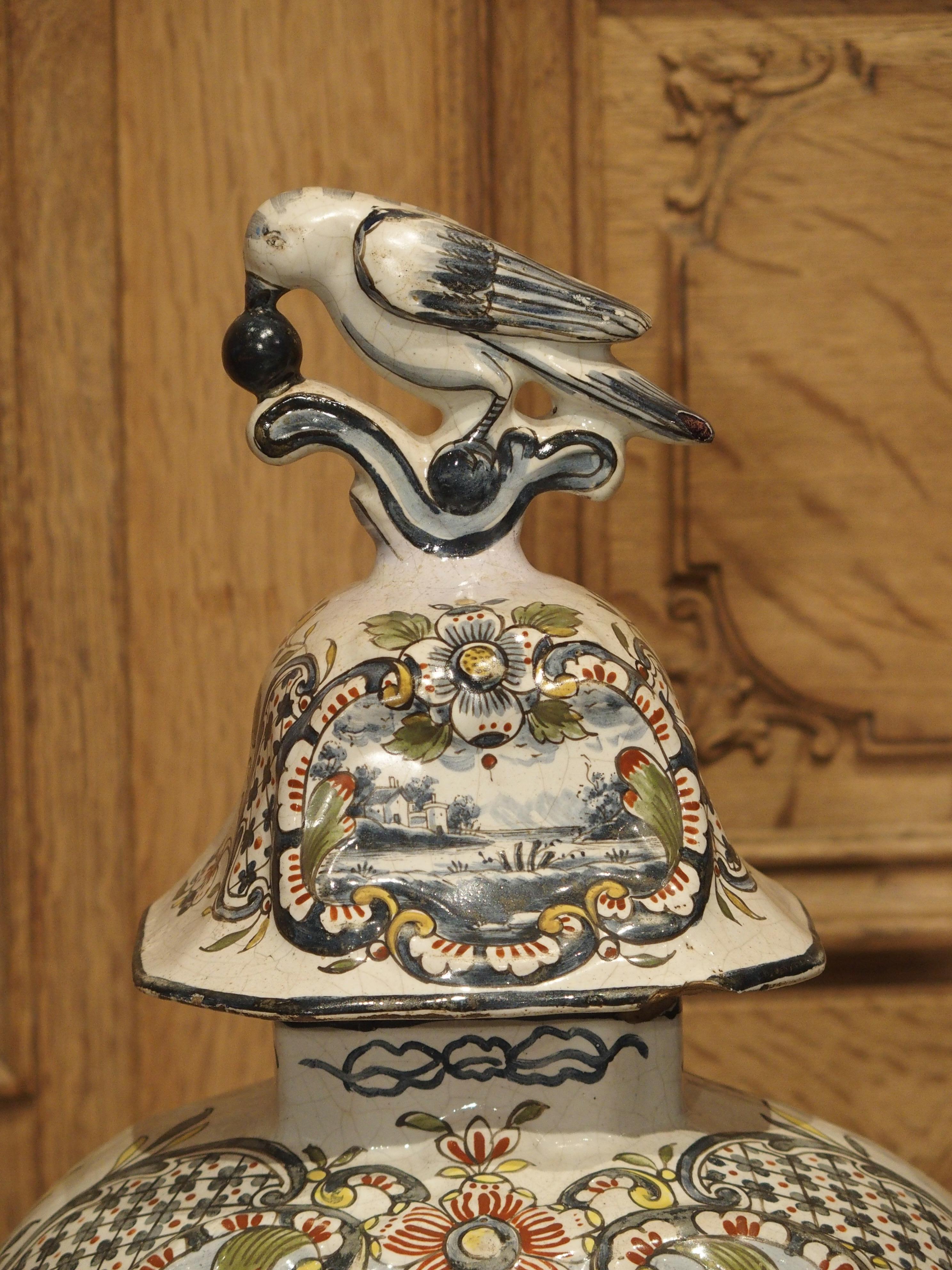 Peint à la main Vase en forme de balustre en faïence de Delft polychrome néerlandaise du 18ème siècle en vente