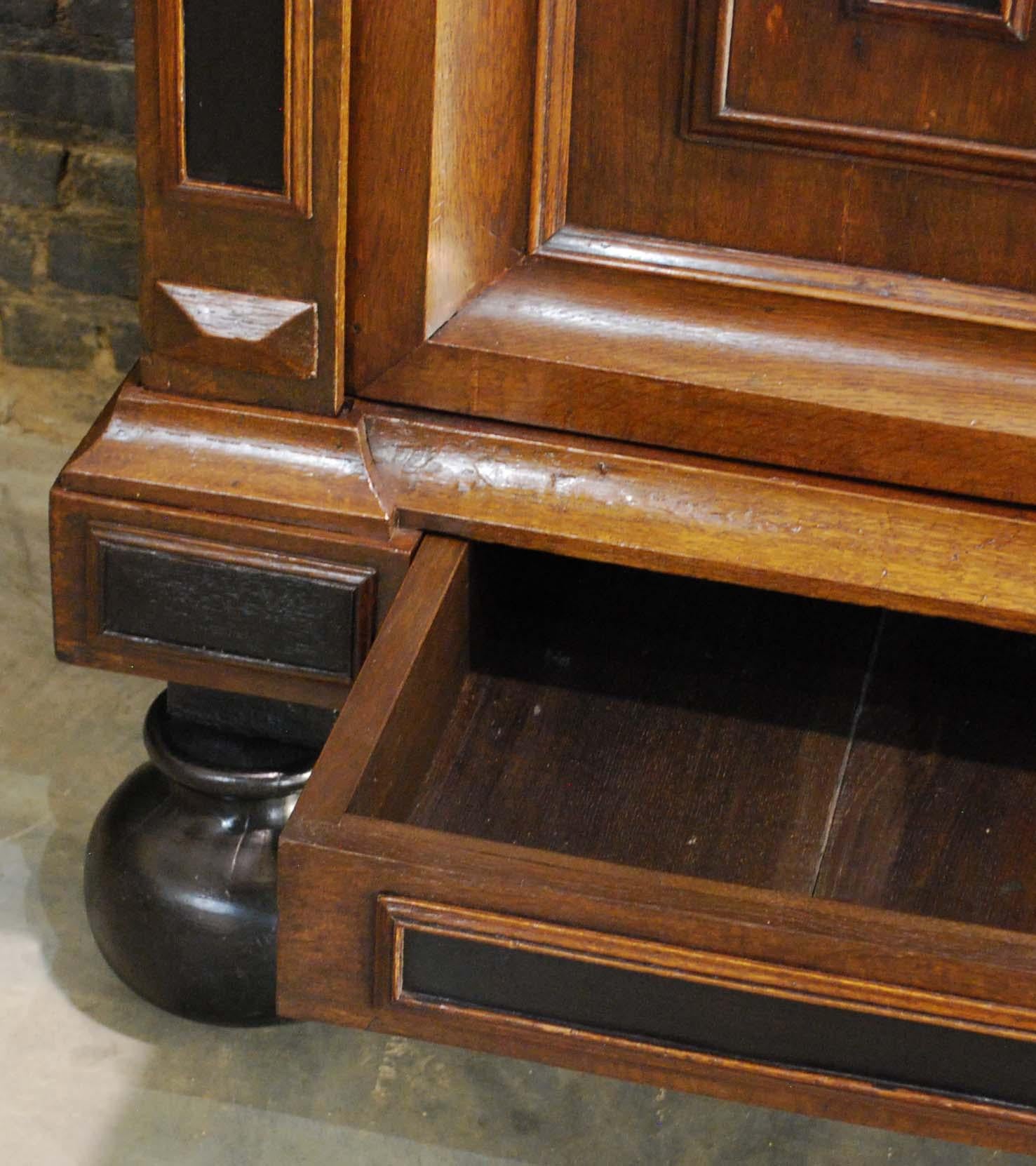 Cabinet en chêne de la Renaissance néerlandaise du 18e siècle en vente 5