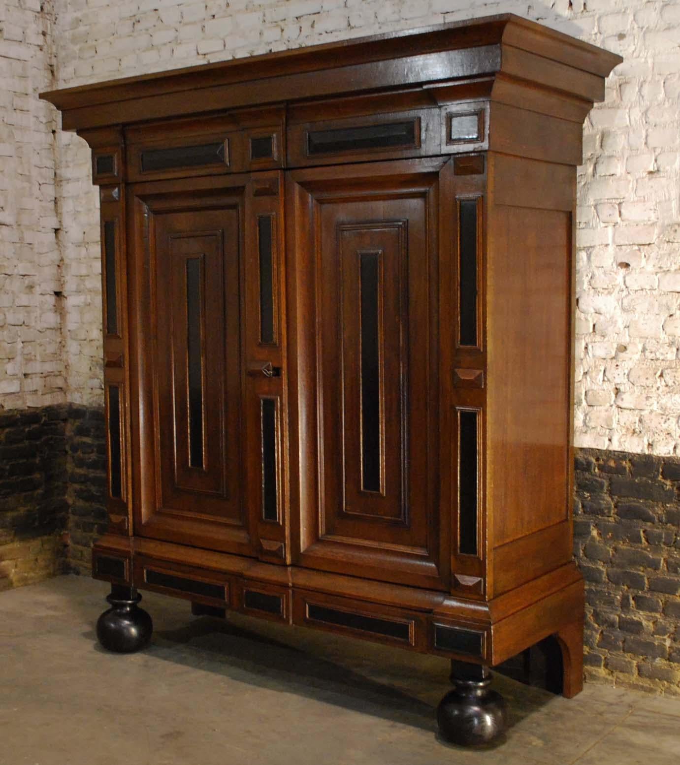 18th Century Dutch Renaissance Oak Cabinet In Good Condition For Sale In Casteren, NL