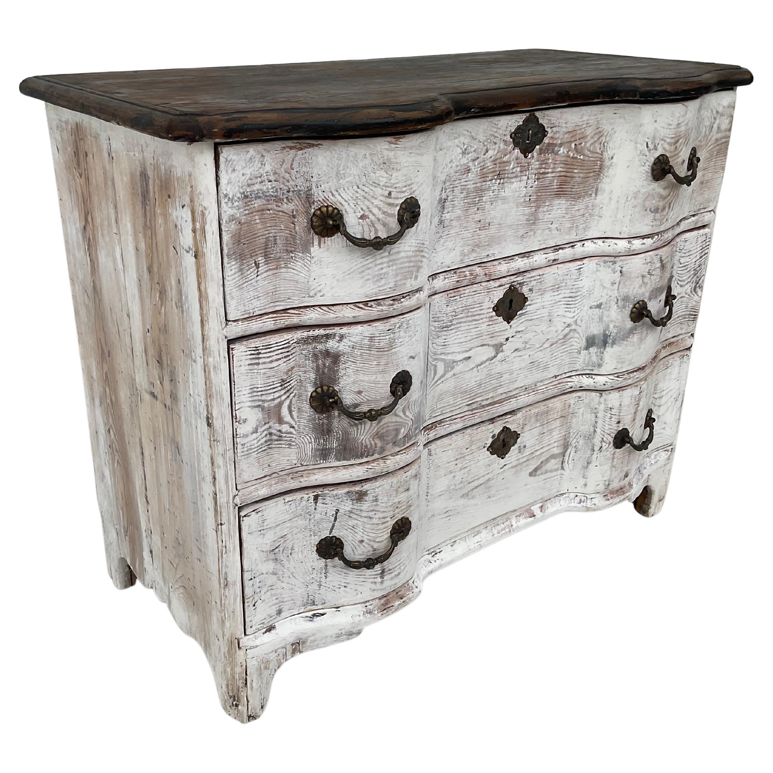 Commode hollandaise du 18ème siècle d'époque rococo à façade serpentine peinte en vente