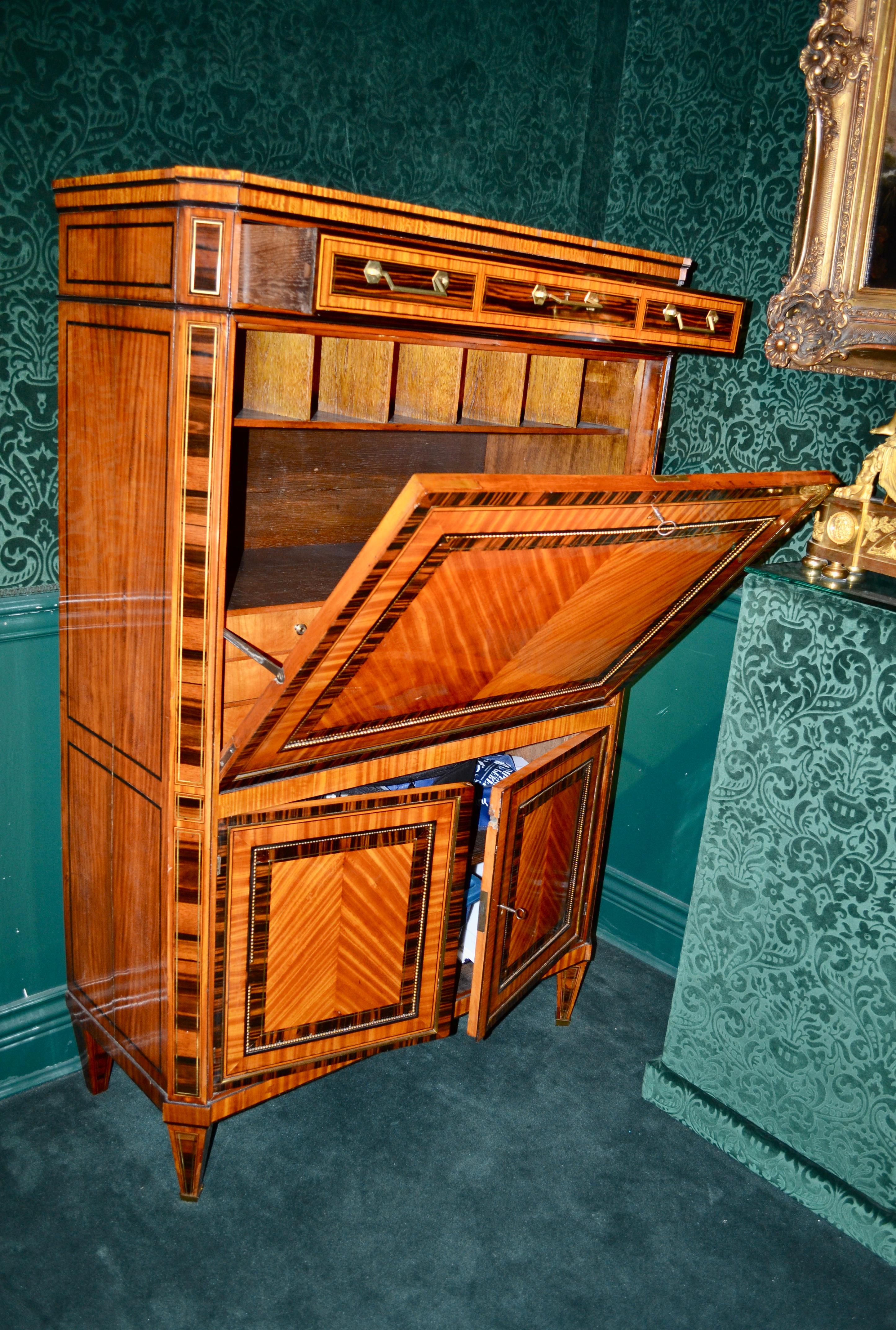 18th Century Dutch Satinwood Marquetry Secretaire a Abattant For Sale 5