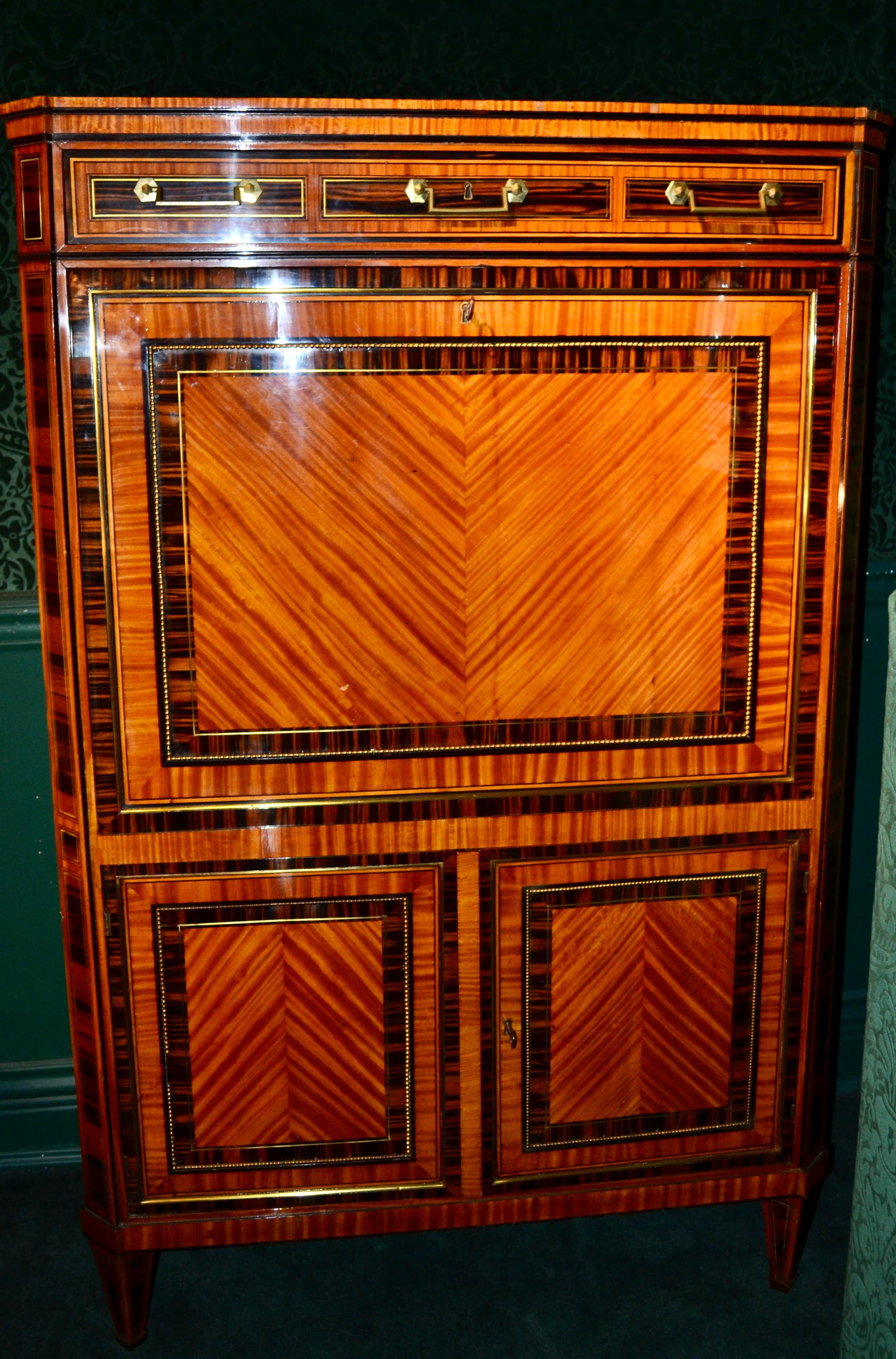 18th Century Dutch Satinwood Marquetry Secretaire a Abattant For Sale 11