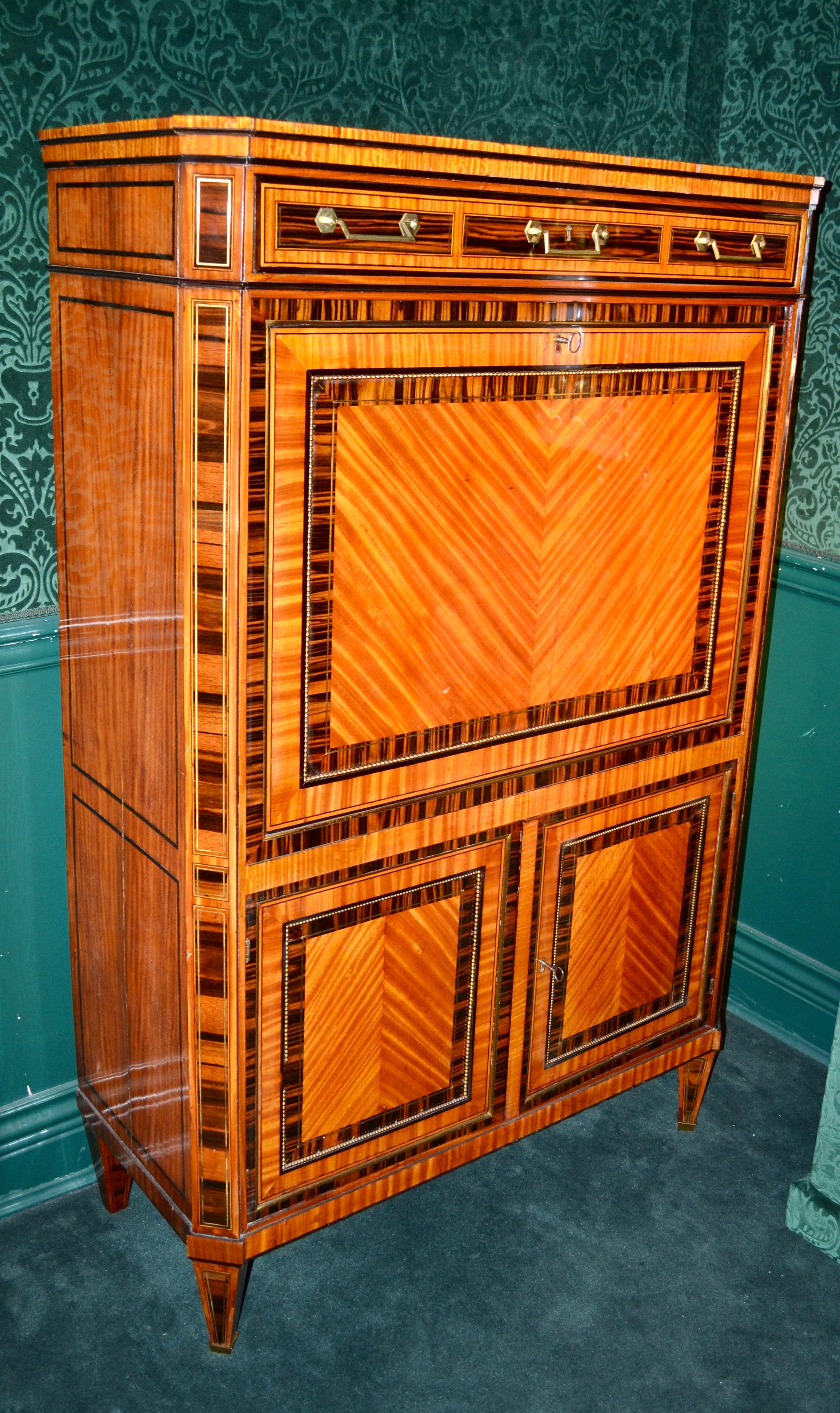 18th Century Dutch Satinwood Marquetry Secretaire a Abattant For Sale 12