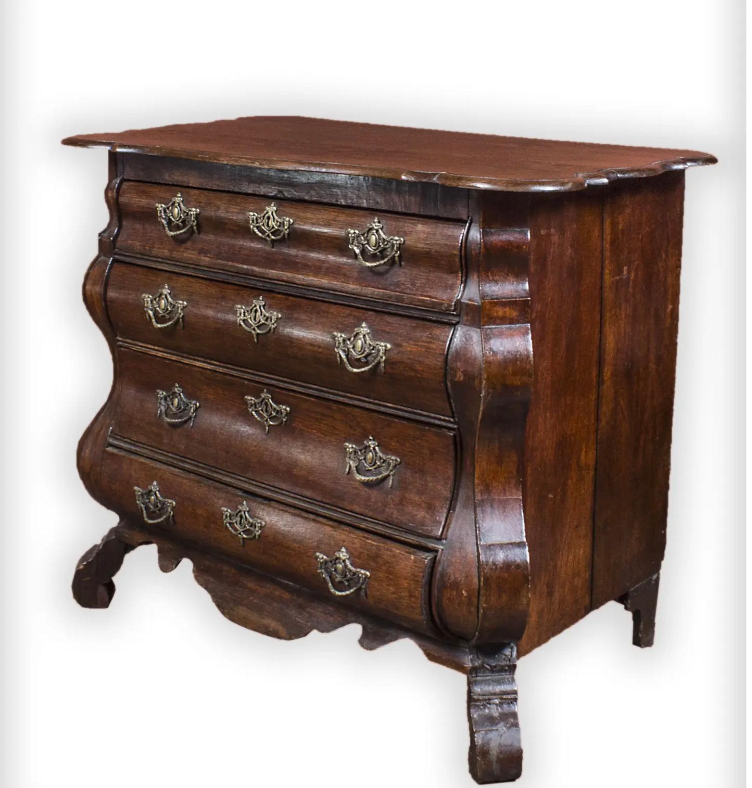 Une commode serpentine hollandaise du milieu du XVIIIe siècle qui est un merveilleux exemple de l'artisanat hollandais avec des tiroirs convexes et concaves. Il est entièrement fabriqué en chêne blanc européen très fin, scié sur quartier. Le vernis