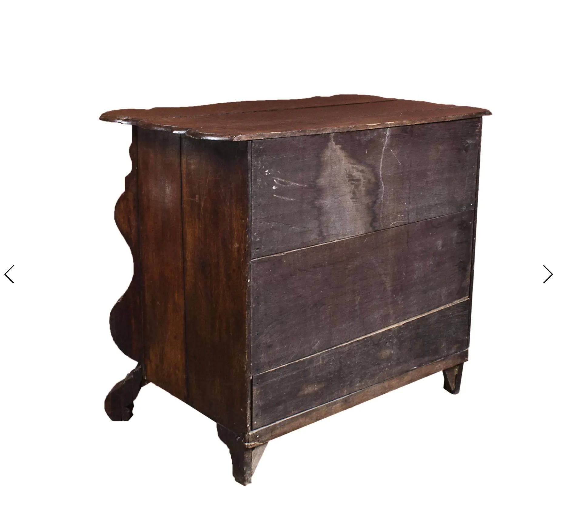 Baroque Commode serpentine hollandaise du 18e siècle en vente