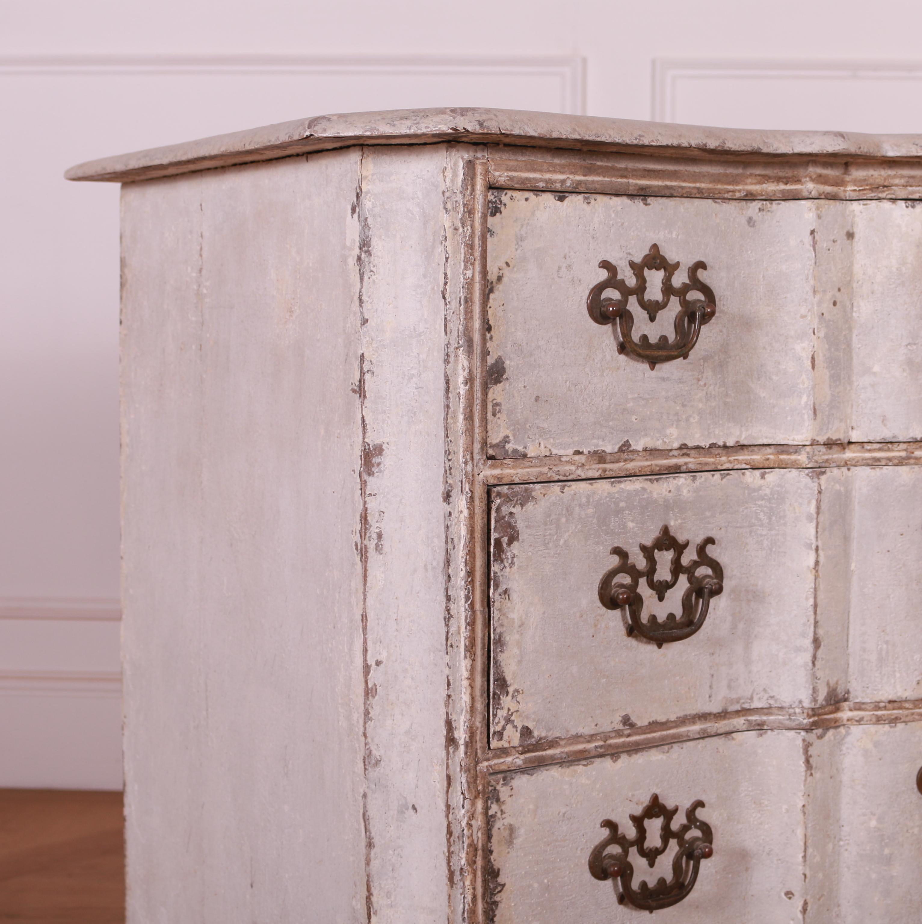 18th Century Dutch Serpentine Commode In Good Condition For Sale In Leamington Spa, Warwickshire