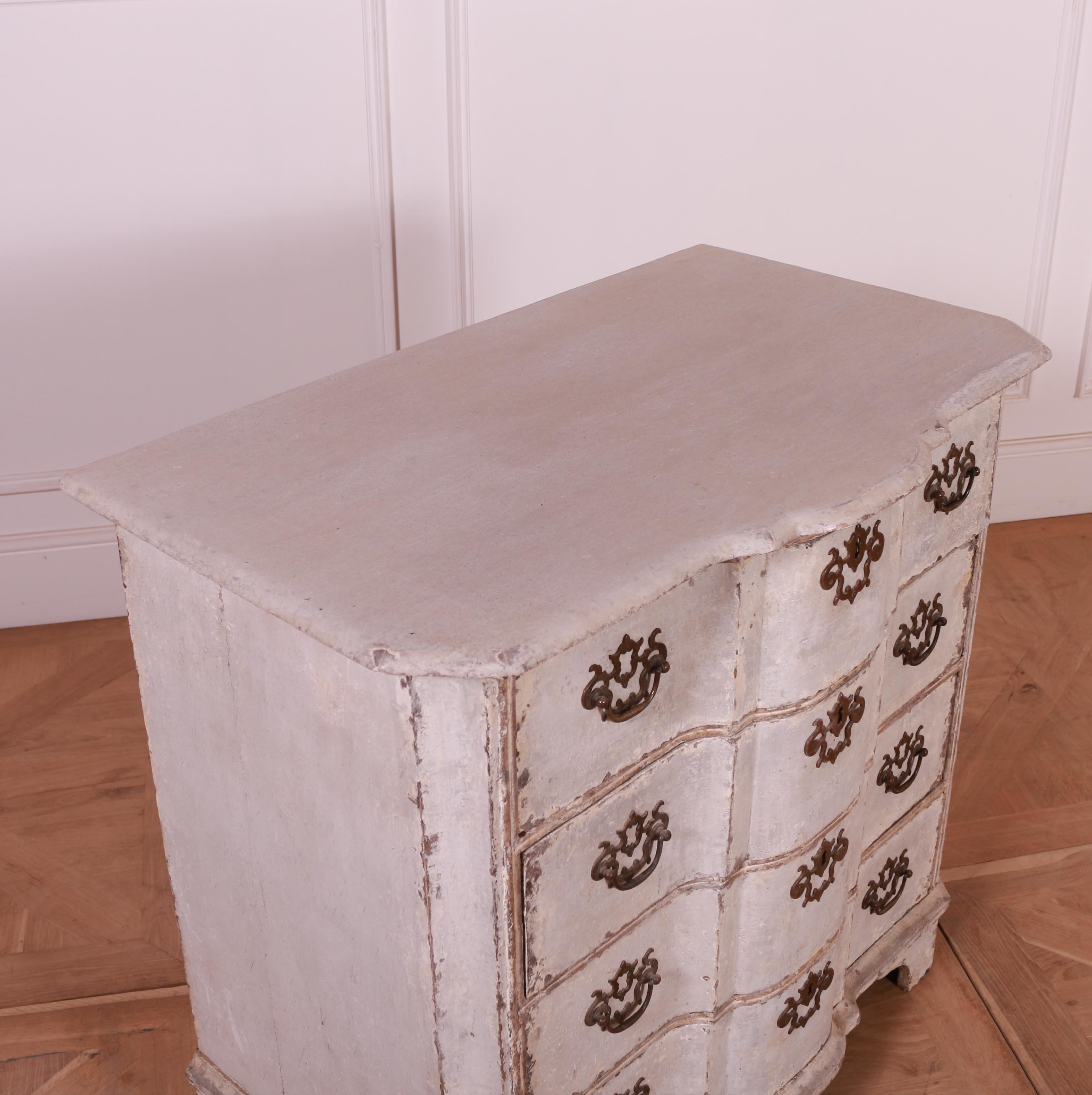 18th Century Dutch Serpentine Commode For Sale 1