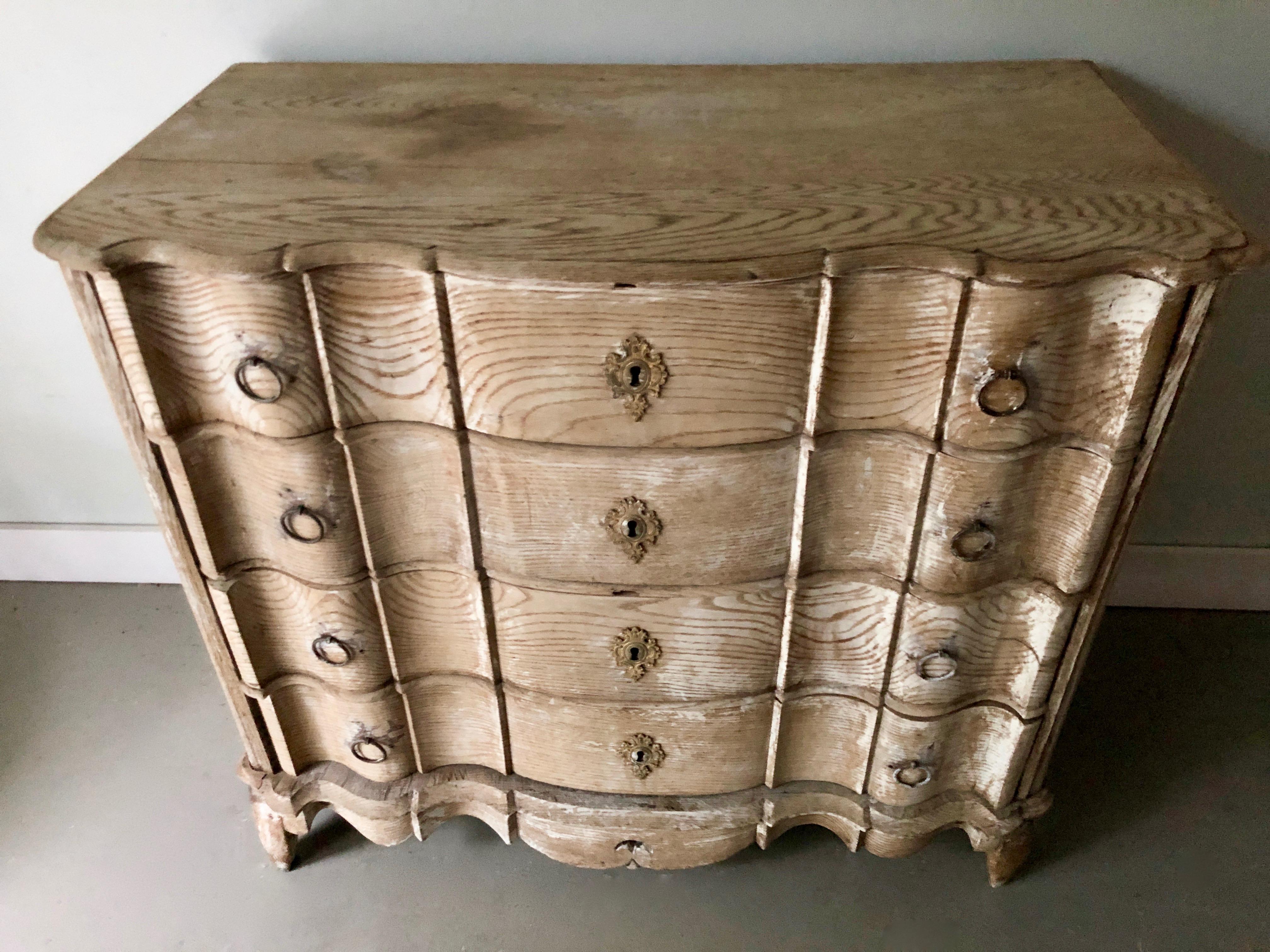 18th Century Dutch Serpentine Front Chest of Drawers In Good Condition In Charleston, SC