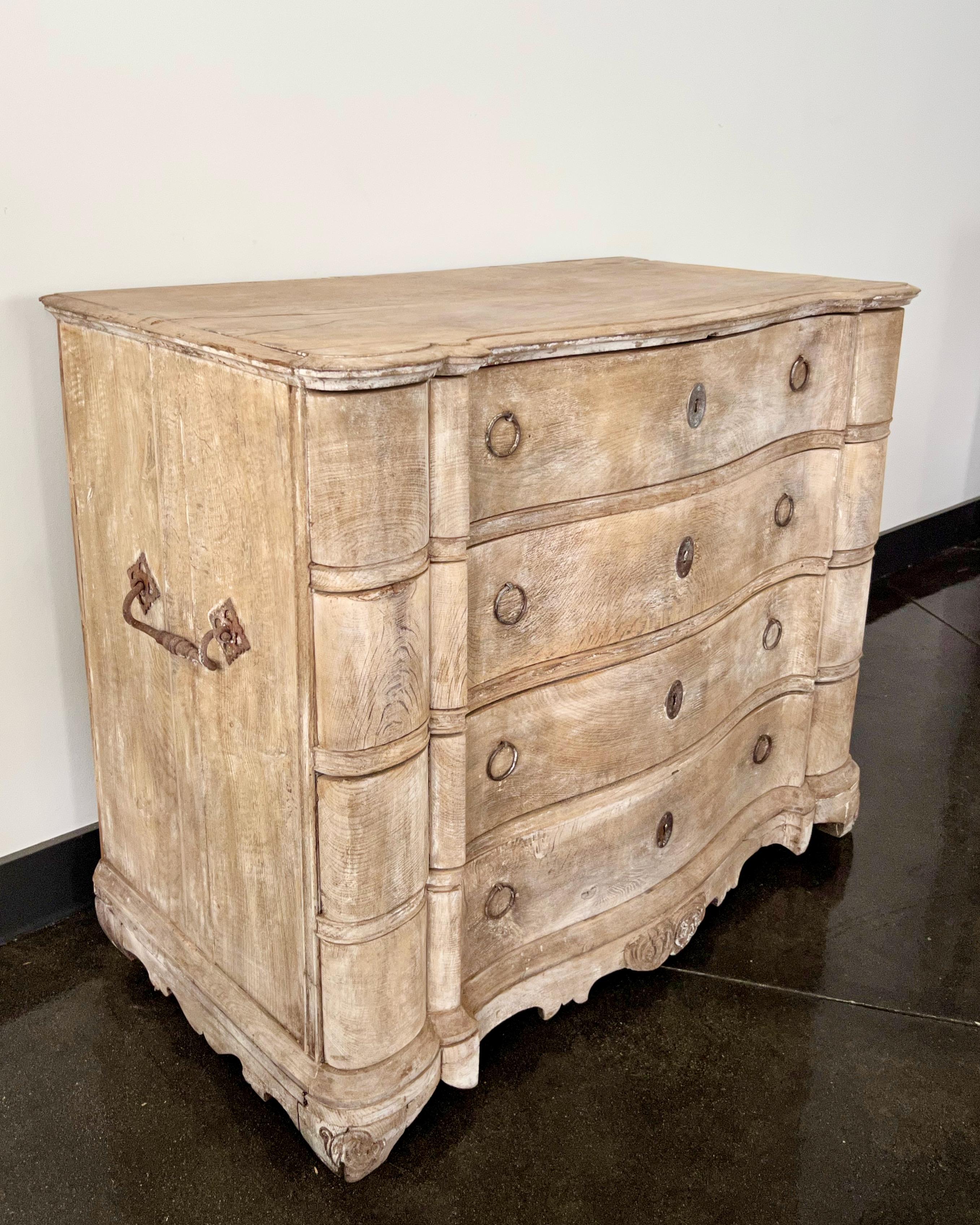 18th Century Dutch Serpentine Front Chest of Drawers In Good Condition In Charleston, SC