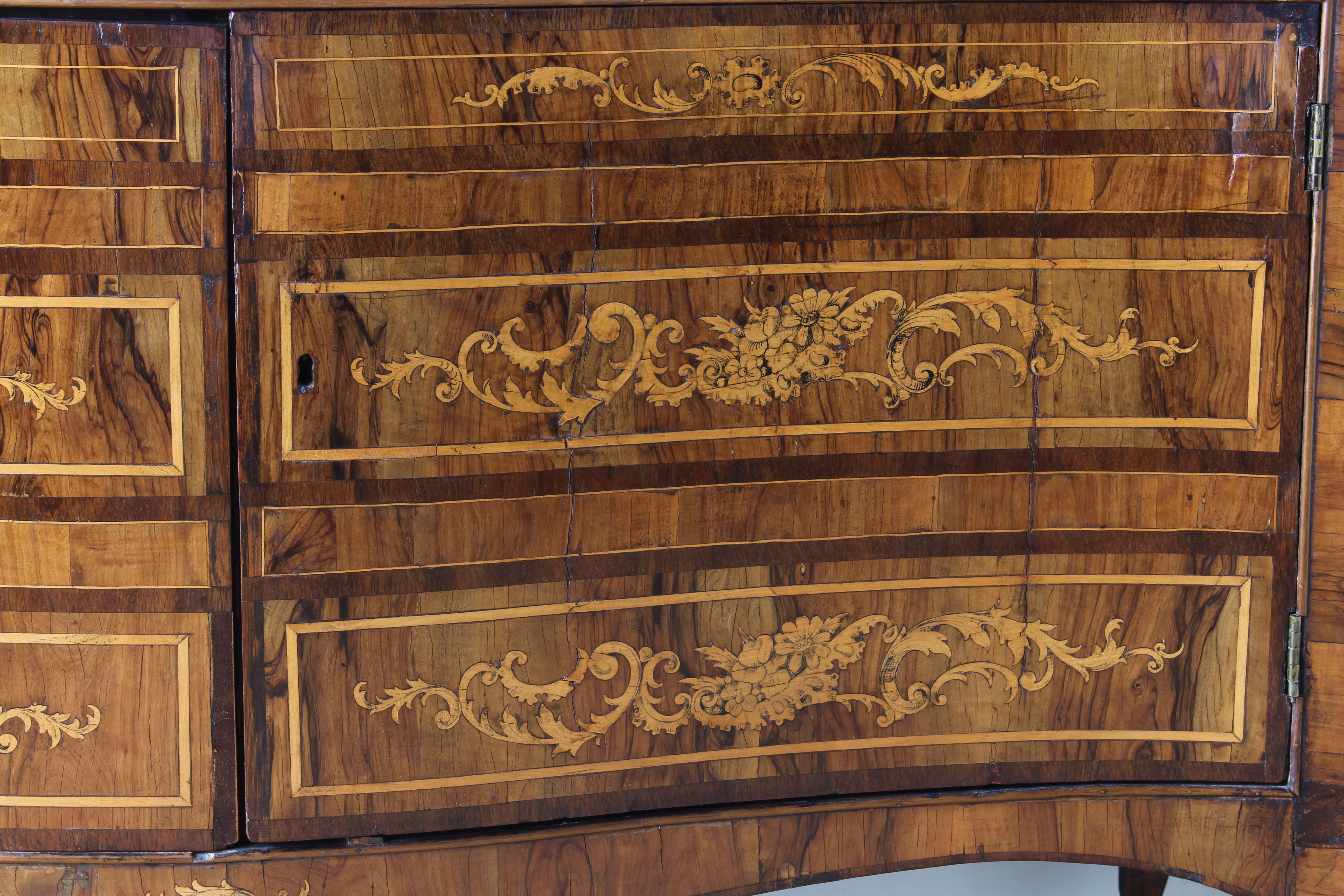 18th Century Dutch Serpentine Front Marquetry Commode For Sale 6
