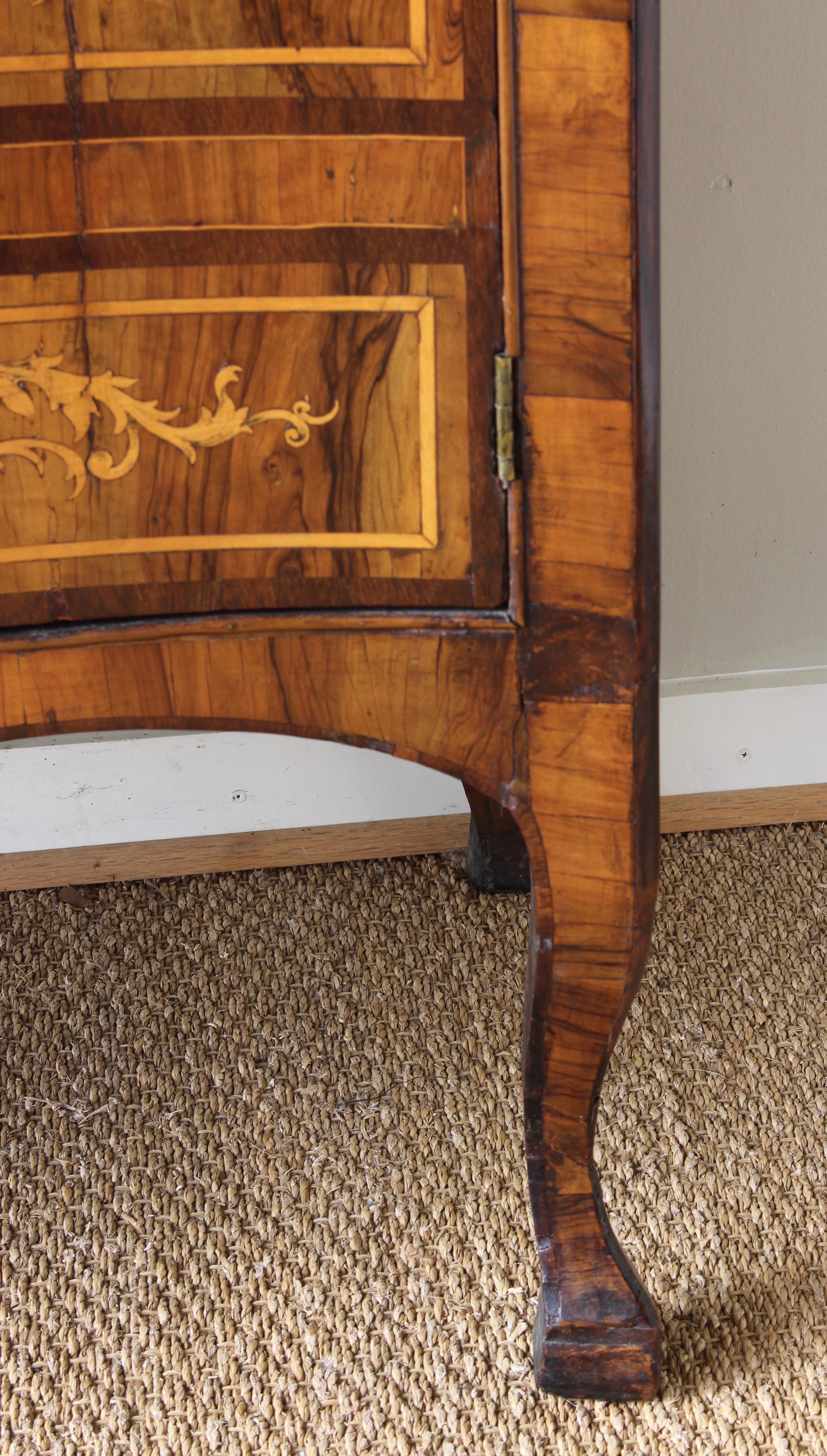 18th Century Dutch Serpentine Front Marquetry Commode For Sale 7