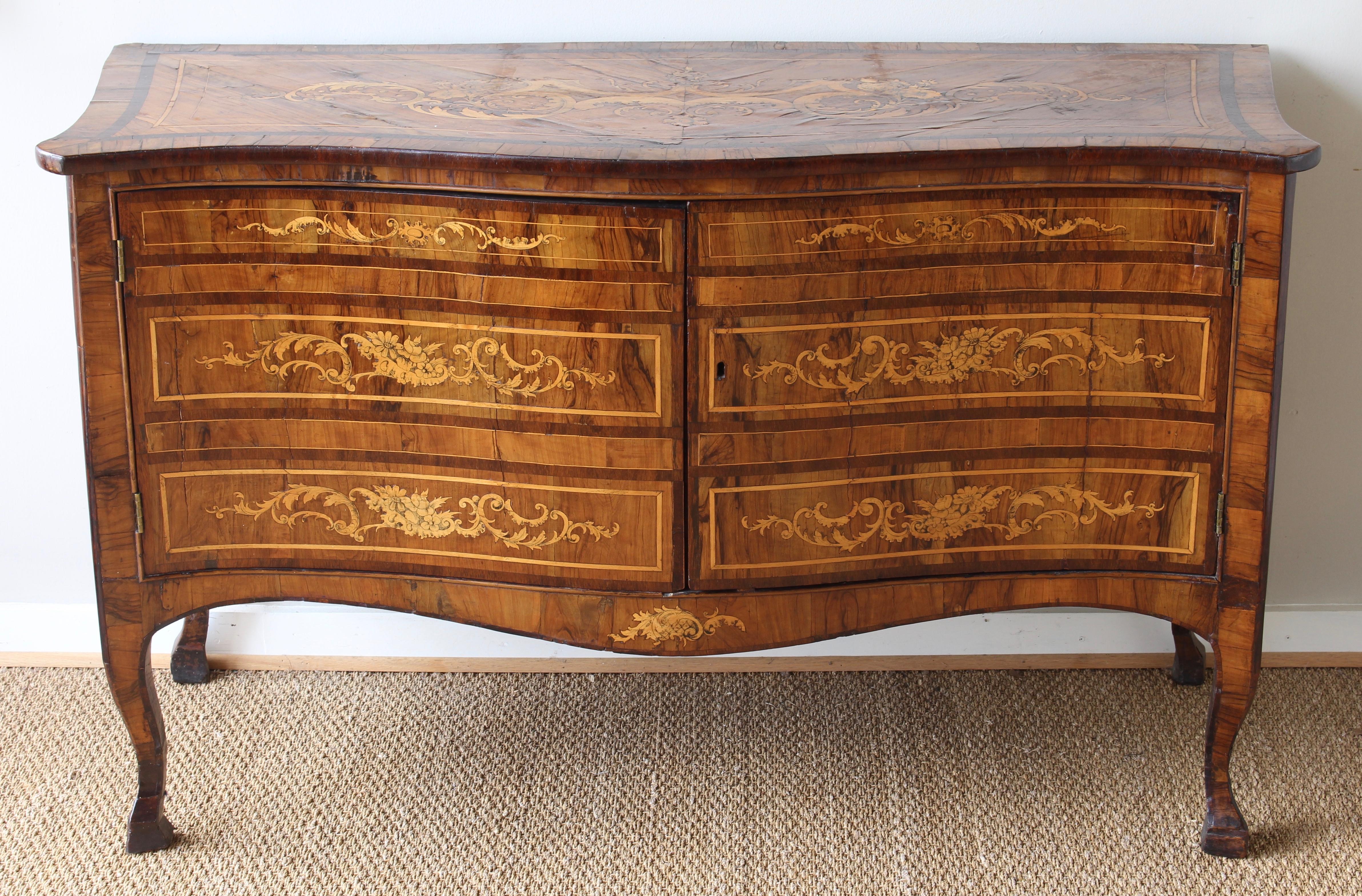 18th Century Dutch Serpentine Front Marquetry Commode For Sale 1