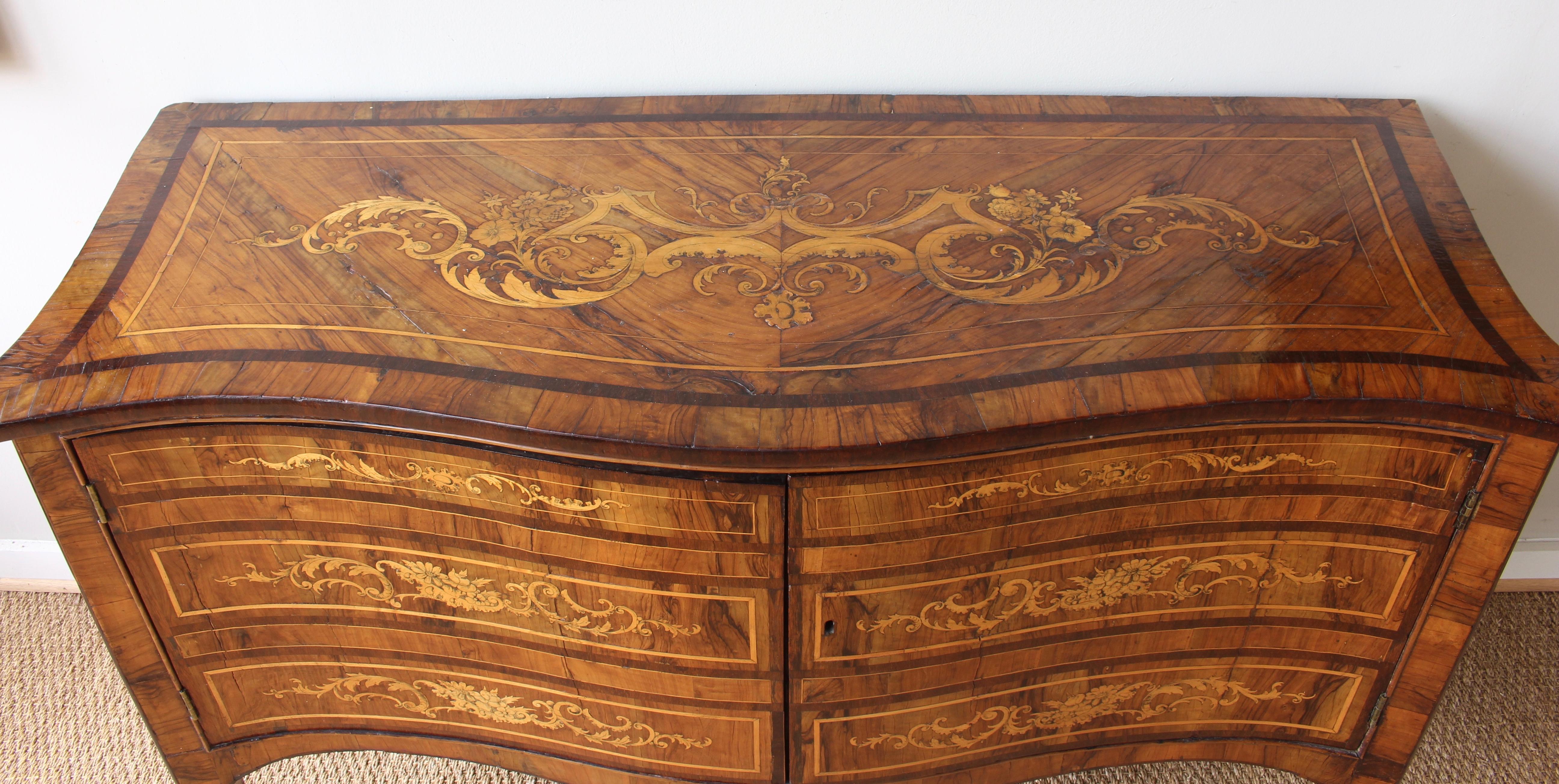 18th Century Dutch Serpentine Front Marquetry Commode For Sale 2