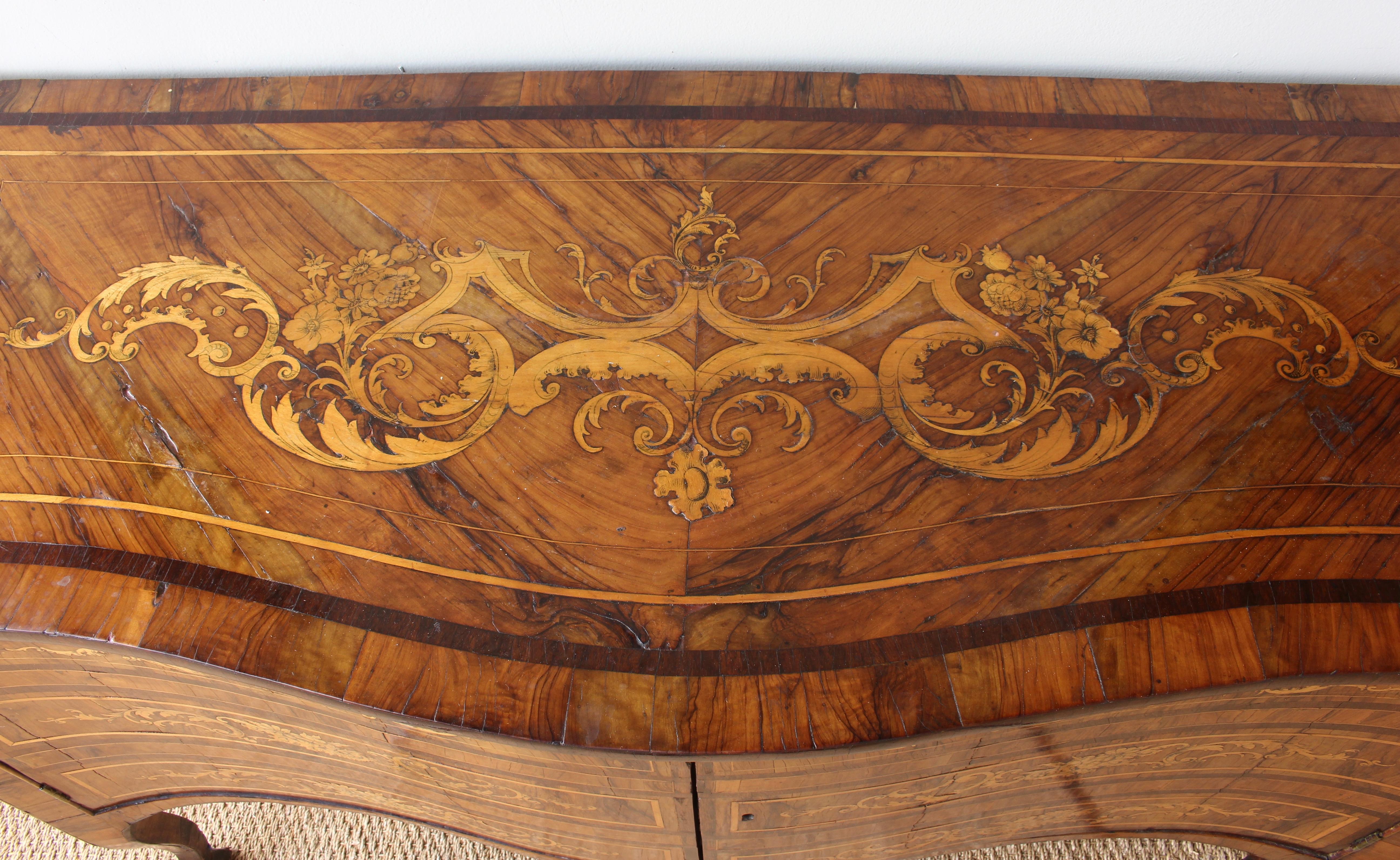 18th Century Dutch Serpentine Front Marquetry Commode For Sale 3